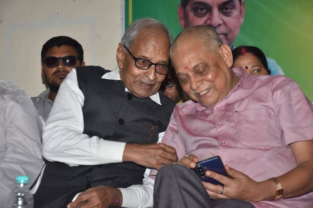 नालंदा के पावापुरी स्थित श्वेतांबर जैन मंदिर में राजगीर विधानसभा क्षेत्र के अंतर्गत पटना स्नातक निर्वाचन क्षेत्र के संदर्भ में आयोजित NDA संवाद कार्यक्रम में शामिल होकर उपस्थित लोगों एवं कार्यकर्ताओं से नीरज कुमार ने संवाद किया।
इस अवसर पर विधायक राजगीर कौशल किशोर, विधान पार्षद श्रीमती रीना यादव, जनता दल (यू) के राष्ट्रीय महासचिव इंजीनियर सुनील कुमार एवं पटना स्नातक निर्वाचन क्षेत्र के चुनाव प्रभारी जनार्दन प्रसाद सिंह (प्रिंसिपल साहब) सहित अनेक सम्मानित लोग एवं कार्यकर्ता उपस्थित रहे। इस कार्यक्रम में विजय बाबू, अरशद करीम, सत्येंद्र मुकुल, अशोक कुमार, अजय कुशवाहा, जयराम प्रसाद, सुनील कुमार, बिगुल सिंह, जय लक्ष्मी, आशुतोष पांडे, सुधीर सिंह, मणिकांत कुशवाहा, जोगी यादव, राकेश कुमार, छोटे सिंह, रामचंद्र सिंह, रामावतार पासवान, नवल सिंह, बबलू सिंह सहित अन्य सैकड़ों लोग उपस्थित रहे । लोगों के संबोधन के बाद सभी का आभार व्यक्त करते हुए नीरज कुमार ने कहा कि आप सभी साथियों के स्नेह, सहयोग और आत्मीय स्वागत के लिए हृदय से आभार।
नवादा से राकेश कुमार चन्दन की रिपोर्ट !