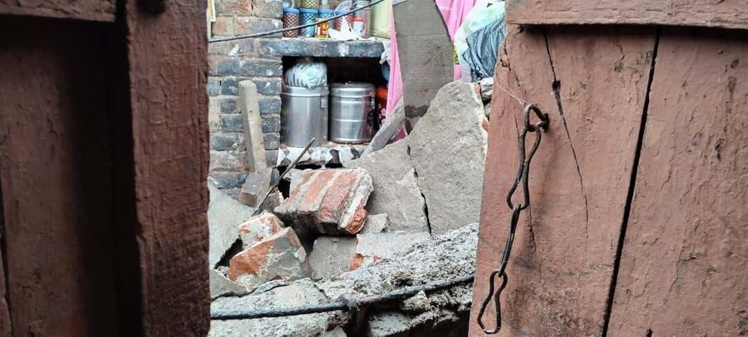 सिरसा दो घड़ी में बारिश का कहर मिट्टी में मिला कच्चा मकान मालबे में दबी पूरी गृहस्थी खुले आसमान तले परिवार
प्रशासन से मदद की गुहार।
माधौगढ जालौन। माधौगढ थाना क्षेत्र में पिछले 24 घंटे से हो रही लगातार बारिश अब गरीबों के लिए आफत बन गई है। लगातार हो रही बारिश के चलते सिरसा दो गढी में समता देवी का कच्चा मकान देखते ही देखते भरभराकर गिर गया।
बताया जा रहा है कि मकान काफी पुराना और कच्चा था। रात भर की बारिश से दीवारें गीली हो गई थीं और सुबह अचानक मकान गिर गया। गनीमत रही कि हादसे के वक्त परिवार के लोग बाहर थे, नहीं तो बड़ा हादसा हो सकता था।
मकान गिरने से घर में रखा सारा सामान - अनाज, बर्तन, कपड़े और अन्य गृहस्थी का सामान मलबे में दब गया, जिससे पीड़ित परिवार को काफी नुकसान हुआ है। पीड़िता समता देवी पत्नी राम प्रताप ने प्रशासन से मदद की गुहार लगाई है।
फिलहाल ग्रामीणों की मदद से मलबा हटाने का काम किया जा रहा ह