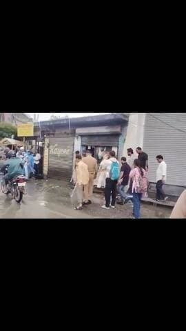 शाहजहाँपुर महानगर में 48/, घंटे से लगातार हो रही मूसलाधार बारिश और आंधी तूफ़ान से हुये नुकसान और जलभराव की समस्याओं को जानने के लिये वित्त एवं संसदीय कार्य मंत्री सुरेश कुमार खन्ना ने किया निरीक्षण।