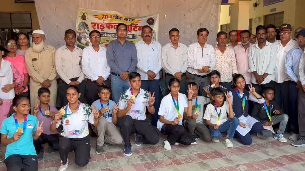 70वीं जिला स्तरीय राइफल शूटिंग प्रतियोगिता का समापन
चूरू, 26 सितंबर। खेमका राजकीय उच्च प्राथमिक विद्यालय, चूरू में आयोजित 70वीं जिला स्तरीय राइफल शूटिंग खेलकूद प्रतियोगिता-2026 (14 वर्ष आयु वर्ग) का समापन समारोह शनिवार को हुआ। समारोह की अध्यक्षता यूसीईओ चूरू ओम प्रकाश फगेडिया ने की, जबकि मुख्य अतिथि मुख्य ब्लॉक शिक्षा अधिकारी गिरधारी सिंह शेखावत रहे।
विशिष्ट अतिथि अतिरिक्त जिला शिक्षा अधिकारी माध्यमिक अर्जुन सिंह राठौड़, सहायक निदेशक शिवराज सिंह, एसएमसी अध्यक्ष यासीन खान, उस्मान अंसारी, पार्षद अजीज भंवरू खान, पार्षद मोहम्मद सलीम पावटिया एवं सुनील कुमार शर्मा सहित अन्य अतिथि मौजूद रहे।
संस्था प्रधान रूप सिंह निर्बाण ने प्रतियोगिता में भाग लेने वाले सभी खिलाड़ियों का उत्साहवर्धन करते हुए प्रथम, द्वितीय एवं तृतीय स्थान प्राप्त करने वाले खिलाड़ियों को बधाई दी। उन्होंने निर्णायक मंडल एवं प्रतिनियुक्त स्टाफ के सहयोग के लिए आभार जताया।
विजेताओं को मेडल व टी-शर्ट देकर किया सम्मानित
श्री उस्मान अंसारी ने विजेता खिलाड़ियों को मेडल प्रदान किए और उन्हें निरंतर मेहनत करने के लिए प्रेरित किया। पार्षद अजीज भंवरू खान ने विजेता खिलाड़ियों को टी-शर्ट भेंट की। वहीं भामाशाह सुनील कुमार शर्मा ने प्रतिनियुक्त स्टाफ को बैग प्रदान किए।
अतिरिक्त जिला शिक्षा अधिकारी अर्जुन सिंह राठौड़ ने प्रतियोगिता के सफल आयोजन के लिए विद्यालय स्टाफ एवं प्रतिनियुक्त शारीरिक शिक्षकों का आभार जताया। मुख्य ब्लॉक शिक्षा अधिकारी गिरधारी सिंह शेखावत ने कहा कि शूटिंग खेल विद्यार्थियों में अनुशासन और एकाग्रता विकसित करता है, जो जीवन के विभिन्न क्षेत्रों में सफलता के लिए उपयोगी है।
अध्यक्षीय उद्बोधन में ओम प्रकाश फगेडिया ने कहा कि खेल में हार और जीत दोनों ही जीवन को सफल बनाने में महत्वपूर्ण भूमिका निभाते हैं। हार से सीख लेकर आगे बढ़ना ही सफलता की राह प्रशस्त करता है।
प्रतियोगिता के आयोजन में वीरेंद्र सिंह, प्रताप बेनीवाल, कमलेश शर्मा, विजय लक्ष्मी शर्मा, मंजू पूनिया सहित प्रतिनियुक्त स्टाफ ने सहयोग किया। निर्णायक की भूमिका जय सिंह झाझड़िया एवं मनोज सिंह ने निभाई। कार्यक्रम का संचालन अध्यापक मुबारिक ने किया।
#tharkiawaazajay #churu #school #shootingrange #ChuruNews