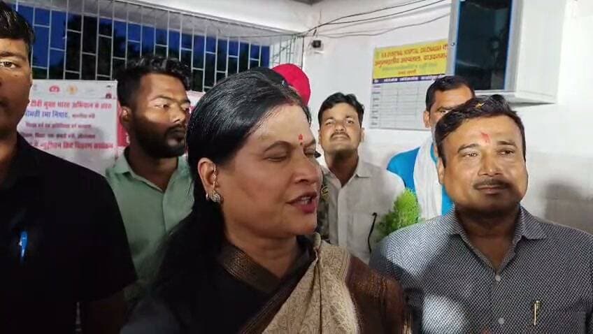 प्रभारी मंत्री रमा निषाद ने किया OT का उद्घाटन, सुविधाएं बढ़ाने का दिया भरोसा
औरंगाबाद जिले के दाउदनगर अनुमंडलीय अस्पताल में मॉड्यूलर OT का उद्घाटन प्रभारी मंत्री रमा निषाद, DM अभिलाषा शर्मा और विधायक डॉ. प्रकाश चंद्रा ने किया। इस दौरान 37 TB मरीजों को पोषण किट दिया गया। मंत्री रमा निषाद ने कहा, इस OT से जनता को सारी व्यवस्थाएं यहीं मिलेंगी। पोस्टमार्टम हाउस और ब्लड बैंक की जो मांग है, उसे पूरा किया जाएगा। उन्होंने कहा, सिविल सर्जन और जिला प्रशासन से कहूंगी कि जो सुविधाएं नहीं हैं, उनका प्रस्ताव बनाकर सरकार से जल्द पूरा कराया जाएगा।