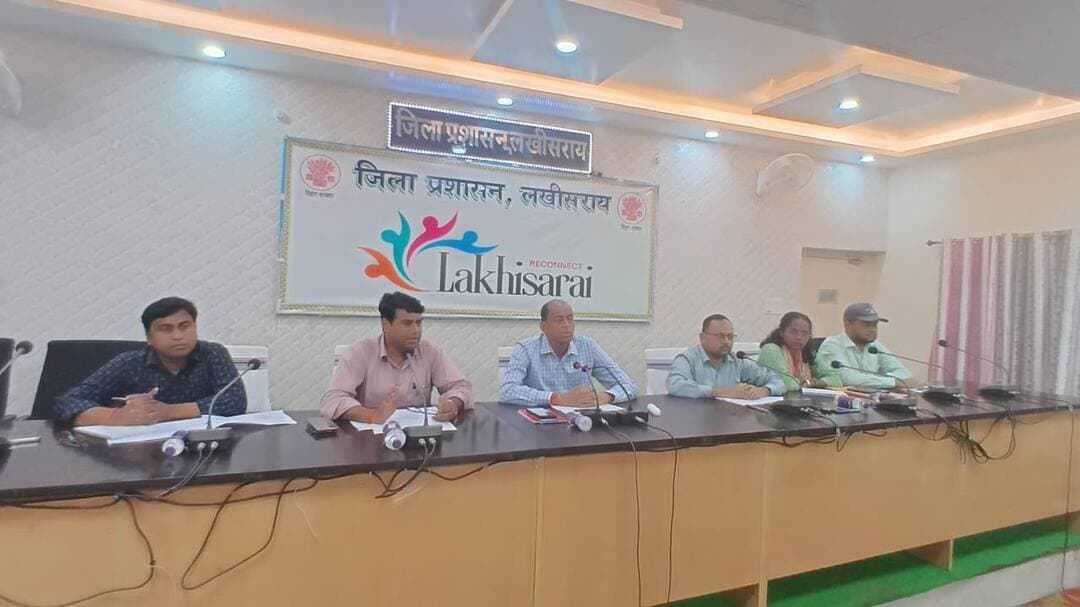 राजस्व मामलों के त्वरित निष्पादन का डीएम ने दिया निर्देश
लखीसराय। समाहरणालय स्थित मंत्रणा कक्ष में शनिवार को जिला पदाधिकारी शैलेन्द्र कुमार की अध्यक्षता में राजस्व संबंधी कार्यों की समीक्षा बैठक आयोजित की गई। बैठक में जिले के सभी अंचलों में संचालित राजस्व कार्यों की प्रगति की विस्तृत समीक्षा की गई।
समीक्षा के दौरान अंचल अधिकारियों की रैंकिंग, जमाबंदी अद्यतीकरण, दाखिल-खारिज, उत्तराधिकार संबंधी मामले, विशेष अभियान, अभियान बसेरा, ऑनलाइन दाखिल-खारिज, म्यूटेशन परिमार्जन प्लस, अतिक्रमण, राजस्व अभियान, लगान वसूली, सरकारी कार्यों के लिए भूमि की उपलब्धता, फार्मर रजिस्ट्री, CWJC/MJC वाद, सहयोग पोर्टल एवं खासमहल भूमि की जमाबंदी सहित अन्य राजस्व मामलों की प्रगति की जानकारी ली गई।
जिला पदाधिकारी ने सभी अंचल अधिकारियों को लंबित दाखिल-खारिज एवं म्यूटेशन के मामलों का शीघ्र निष्पादन सुनिश्चित करने का निर्देश दिया। उन्होंने सीओ, आरओ एवं संबंधित कर्मचारियों को लंबित मामलों के निष्पादन में तेजी लाने तथा निर्धारित समय-सीमा के भीतर मामलों का निपटारा करने को कहा। सूर्यगढ़ा अंचल में अपेक्षित प्रगति नहीं होने पर संबंधित अंचलाधिकारी को विशेष रूप से सुधार लाने का निर्देश दिया गया।
उन्होंने लंबित म्यूटेशन एवं अन्य राजस्व मामलों की नियमित मॉनिटरिंग करने के साथ CWJC/MJC वाद तथा सहयोग पोर्टल से संबंधित लंबित मामलों का भी शीघ्र निष्पादन करने को कहा।
डीएम ने कहा कि वर्तमान में जिले में राजस्व महाभियान संचालित है। सभी संबंधित कर्मचारी अपने दायित्वों का पूरी तत्परता और गंभीरता के साथ निर्वहन करें। कार्यों की प्रगति की नियमित समीक्षा एवं मॉनिटरिंग के लिए अपर समाहर्ता को आईटी मैनेजर के माध्यम से निगरानी सुनिश्चित करने का निर्देश दिया गया।
उन्होंने स्पष्ट किया कि अपेक्षित प्रगति नहीं होने पर संबंधित अंचलाधिकारी, राजस्व पदाधिकारी एवं कर्मचारियों से कारण पूछा जाएगा। लंबित मामलों के निष्पादन की पुनः समीक्षा आगामी 28 सितंबर एवं 30 सितंबर को की जाएगी।
बैठक में अपर समाहर्ता नीरज कुमार, भूमि सुधार उपसमाहर्ता राहुल कुमार, जिला जनसंपर्क पदाधिकारी रवि कुमार, नजारत उपसमाहर्ता प्राची कुमारी सहित अन्य संबंधित पदाधिकारी एवं कर्मी उपस्थित थे।