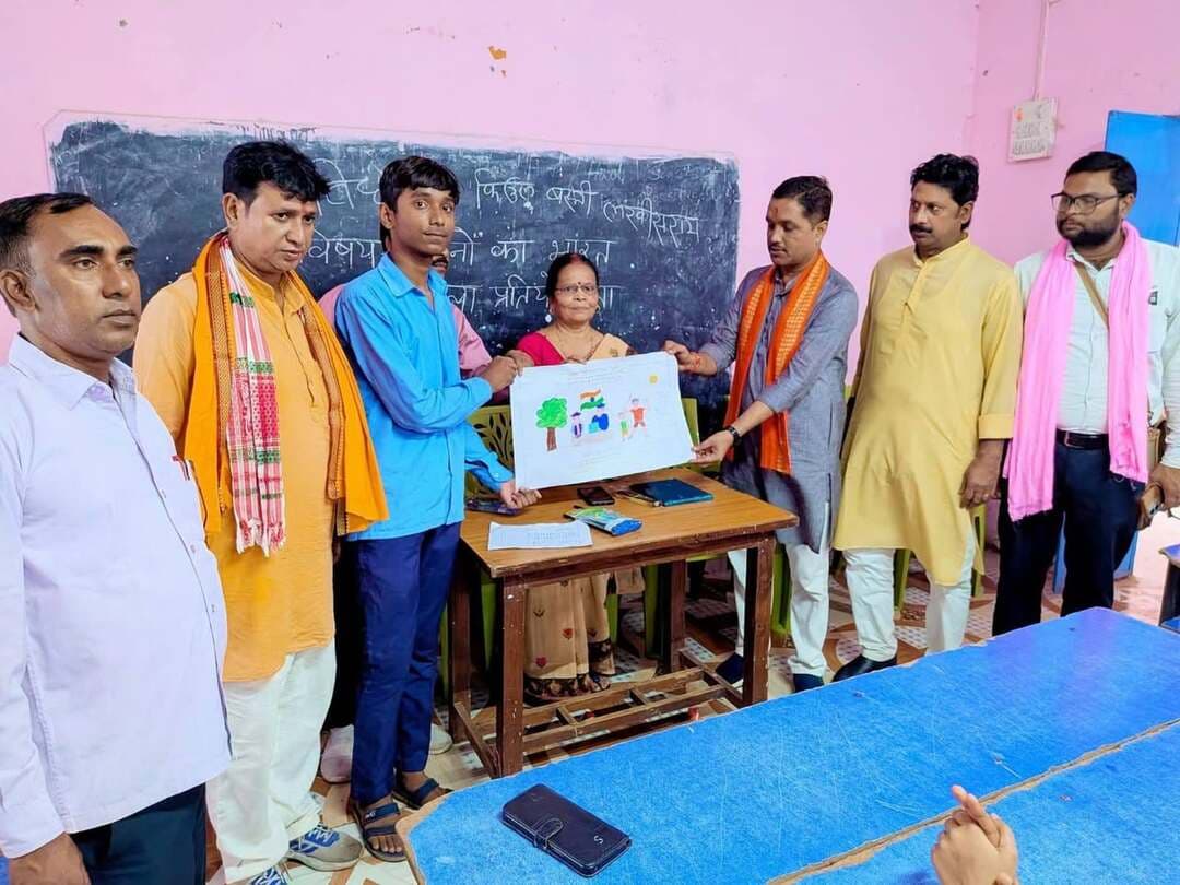 ‘विकसित भारत’ के निर्माण में बच्चों की भूमिका महत्वपूर्ण : दीपक कुमार सिंह
लखीसराय। सेवा संकल्प अभियान के तहत जिले के विभिन्न विद्यालयों में ‘विकसित भारत’ विषय पर चित्रकला प्रतियोगिता एवं स्वच्छता जागरूकता कार्यक्रम का आयोजन किया गया। नया बाजार स्थित संत माइकल स्कूल में आयोजित चित्रकला प्रतियोगिता में सफल छात्र-छात्राओं को भाजपा जिलाध्यक्ष दीपक कुमार सिंह ने पुरस्कृत किया।
इस अवसर पर दीपक कुमार सिंह ने कहा कि बच्चों की प्रतिभा, रचनात्मक सोच और राष्ट्र निर्माण के प्रति उनकी समझ को प्रोत्साहित करना आवश्यक है। आज के विद्यार्थी ही भविष्य के विकसित भारत के निर्माता हैं। उन्होंने कहा कि बच्चों को उनकी प्रतिभा के प्रदर्शन के लिए उचित मंच उपलब्ध कराने से उनमें आत्मविश्वास और सामाजिक जिम्मेदारी की भावना मजबूत होती है।
मध्य विद्यालय इंग्लिश में भी छात्र-छात्राओं ने चित्रकला प्रतियोगिता में उत्साहपूर्वक भाग लिया। भाजपा जिला महामंत्री सनोज साहू ने बच्चों का उत्साह बढ़ाया। जिला मीडिया प्रभारी अजय कुशवाहा ने कहा कि बच्चों की कल्पनाओं में भविष्य के भारत की तस्वीर दिखाई देती है। ऐसे आयोजन बच्चों को अपनी सोच और प्रतिभा को अभिव्यक्त करने के साथ राष्ट्र निर्माण से जुड़ने का अवसर प्रदान करते हैं।
कार्यक्रम के जिला संयोजक गौतम मंडल ने कहा कि सेवा संकल्प अभियान का उद्देश्य बच्चों एवं युवाओं में सेवा, सामाजिक जिम्मेदारी और राष्ट्र निर्माण की भावना को मजबूत करना है। उन्होंने कहा कि स्वच्छता केवल किसी एक संस्था या सरकार की जिम्मेदारी नहीं, बल्कि प्रत्येक नागरिक का दायित्व है।
इसी क्रम में उच्च विद्यालय जैतपुर के छात्र-छात्राओं ने स्वच्छता को लेकर जागरूकता मार्च निकाला। विद्यार्थियों ने लोगों को स्वच्छता अपनाने, कचरा निर्धारित स्थान पर डालने तथा अपने आसपास का वातावरण स्वच्छ रखने के लिए जागरूक किया। मार्च के माध्यम से ‘स्वच्छ गांव, स्वच्छ देश और स्वस्थ देश’ का संदेश दिया गया।
कार्यक्रम में संत माइकल स्कूल के संचालक सुनील कुमार शर्मा, जिला संयोजक गौतम मंडल, बाजार मंडल अध्यक्ष धनंजय विभोर, व्यापार प्रकोष्ठ के जिला संयोजक गोपी कुमार, जिला महामंत्री सनोज साहू, जिला मीडिया प्रभारी अजय कुशवाहा सहित विद्यालयों के शिक्षक, छात्र-छात्राएं एवं अभियान से जुड़े कार्यकर्ताओं की सक्रिय सहभागिता रही।