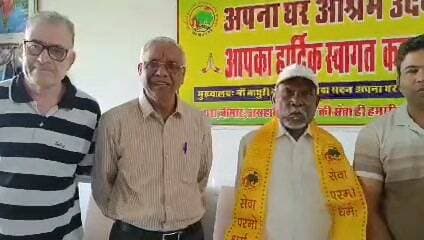 गलत ट्रेन में बैठकर उदयपुर पहुंचे प्रभुजी, अपना घर आश्रम ने परिवार से मिलाया
उदयपुर: खाटू श्यामजी के दर्शन के लिए इटारसी-भोपाल क्षेत्र से 11 सितम्बर को निकले नौनितराम चौरे वापसी के दौरान गलती से दूसरी ट्रेन में बैठ गए और उदयपुर सिटी रेलवे स्टेशन पहुंच गए। 16 सितंबर 2026 को रेलवे पुलिस द्वारा उन्हें सुरक्षित रूप से अपना घर आश्रम, उदयपुर में भर्ती कराया गया।
अपना घर आश्रम के अध्यक्ष गोपाल कनेरिया ने बताया कि प्रभुजी नौनितराम चौरे अपने घर हरदा, मध्यप्रदेश से खाटू श्यामजी के दर्शन के लिए निकले थे। दर्शन के बाद वापसी के दौरान वे गलती से दूसरी ट्रेन में बैठ गए, जिसके चलते उदयपुर पहुंच गए। रेलवे पुलिस ने पूछताछ के बाद उन्हें अपना घर आश्रम पहुंचाया।
आश्रम में भर्ती के बाद काउंसलिंग के दौरान प्राप्त जानकारी एवं उनके पास उपलब्ध दस्तावेजों के आधार पर मोबाइल नंबर के माध्यम से उनके परिवार से संपर्क करने का प्रयास किया गया। संपर्क करने पर उनकी पत्नी ने दूरी अधिक होने के कारण तत्काल उदयपुर आने में असमर्थता जताई।
इसके बाद आश्रम की ओर से उनके पुत्र प्रिंस चौरे, जो इंदौर में कार्यरत हैं, से संपर्क किया गया। प्रिंस को जब अपने पिता के उदयपुर में होने और अपना घर आश्रम में सुरक्षित रहने की जानकारी मिली तो उन्होंने उन्हें लेने के लिए आने की बात कही और चार-पांच दिन का समय मांगा।
शनिवार को प्रिंस चौरे अपने पिता को लेने के लिए अपना घर आश्रम, उदयपुर पहुंचे। आवश्यक कागजी कार्रवाई पूरी करने के बाद आश्रम अध्यक्ष गोपाल कनेरिया, सचिव अशोक कोठारी, डॉ एम जी वाष्र्णेय द्वारा प्रभुजी को तिलक, उपरना पहनाकर उनके पुत्र प्रिंस चौरे के सुपुर्द कर सकुशल घर इंदौर के लिए विदा किया गया।
इस अवसर पर नौनितराम चौरे ने अपना घर आश्रम की व्यवस्थाओं, सेवा साथियों एवं पदाधिकारियों के व्यवहार की प्रशंसा करते हुए कहा कि “आश्रम में मुझे घर जैसा प्यार और अपनापन मिला। यहां जिस तरह मेरी देखभाल की गई, उसे मैं हमेशा याद रखूंगा।”
वहीं पुत्र प्रिंस चौरे ने अपना घर आश्रम के प्रति आभार व्यक्त करते हुए कहा कि “आश्रम ने मेरे पिता की परिवार की तरह देखभाल की। जब मुझे उनके उदयपुर पहुंचने की जानकारी मिली तो चिंता थी, लेकिन आश्रम में उन्हें सुरक्षित और स्नेहपूर्ण वातावरण मिलने की जानकारी से मुझे बहुत प्रसन्नता हुई।”
परिवार से बिछड़े एक व्यक्ति को सुरक्षित रूप से उनके परिजनों तक पहुंचाने के इस कार्य में अपना घर आश्रम के सेवा साथियों एवं पदाधिकारियों की महत्वपूर्ण भूमिका रही।
गोपाल कनेरिया
अध्यक्ष
9413479996