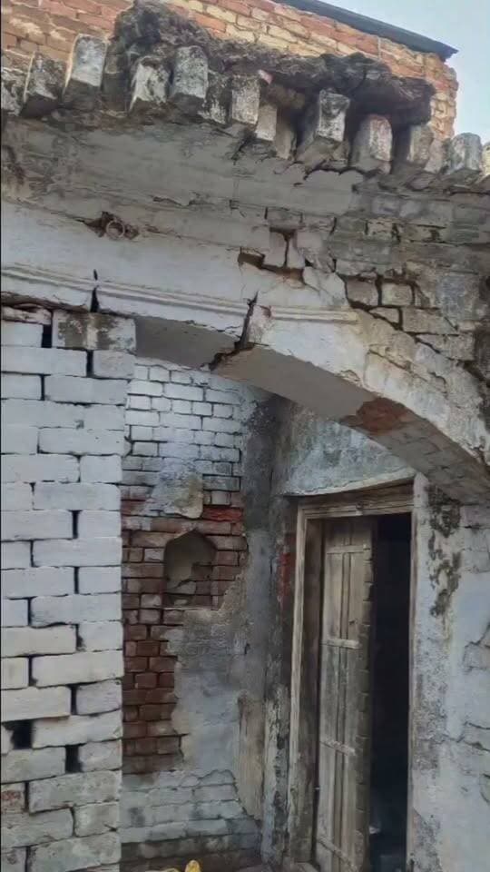नगर निगम की लापरवाही से मंडराया बड़ा खतरा: शाहजहांपुर में बारिश के बीच भरभराकर गिरी सैकड़ों साल पुरानी तीन मंजिला जर्जर इमारत
शाहजहांपुर: शाहजहांपुर नगर निगम क्षेत्र के दलेलगंज स्थित तरीन गाड़ीपुरा मोहल्ले (कसाइयों वाली पुलिया के पास, मेन रोड) में बनी सैकड़ों वर्ष पुरानी तीन मंजिला जर्जर इमारत बारिश के कारण गिरने लगी है। दो दिन और दो रातों से लगातार हो रही भारी बारिश के बीच इमारत की एक दीवार और लेंटर का कुछ हिस्सा अचानक भरभराकर बीच सड़क पर आ गिरा।
अधिकारियों की बेपरवाही, अलर्ट के बाद भी नहीं जागे:
जिलाधिकारी (DM) द्वारा तीन दिनों तक भारी बारिश और आंधी का अलर्ट जारी किए जाने के बावजूद नगर निगम के जिम्मेदार अधिकारियों पर कोई फर्क नहीं पड़ा है। जर्जर इमारत के अचानक गिरने से आसपास के पड़ोसियों और राहगीरों में दहशत का माहौल है।
मकान मालिकों ने उठाये सवाल:
जर्जर इमारत के मालिक आसिफ, सलीम और सईद ने बताया कि यह तीन मंजिला इमारत लगभग सैकड़ों साल पुरानी है और बहुत ज्यादा जर्जर हो चुकी है। इमारत से अपने आप ईंटें छूटकर गिर रही हैं। उन्होंने बताया कि किसी पड़ोसी या राहगीर को नुकसान न पहुंचे, इसके लिए वे इस जर्जर इमारत को ध्वस्त कराने की अनुमति हेतु लगातार नगर निगम के चक्कर काट रहे हैं, लेकिन निगम प्रशासन उनकी फरियाद सुनने को तैयार नहीं है।
उठ रहे गंभीर सवाल:
स्थानीय लोगों का कहना है कि क्या प्रशासन और नगर निगम का अलर्ट आदेश केवल जनता के लिए ही है या जिम्मेदार अधिकारियों के लिए भी? अगर नगर निगम समय रहते कार्रवाई नहीं करता है, तो कोई बड़ा हादसा हो सकता है।