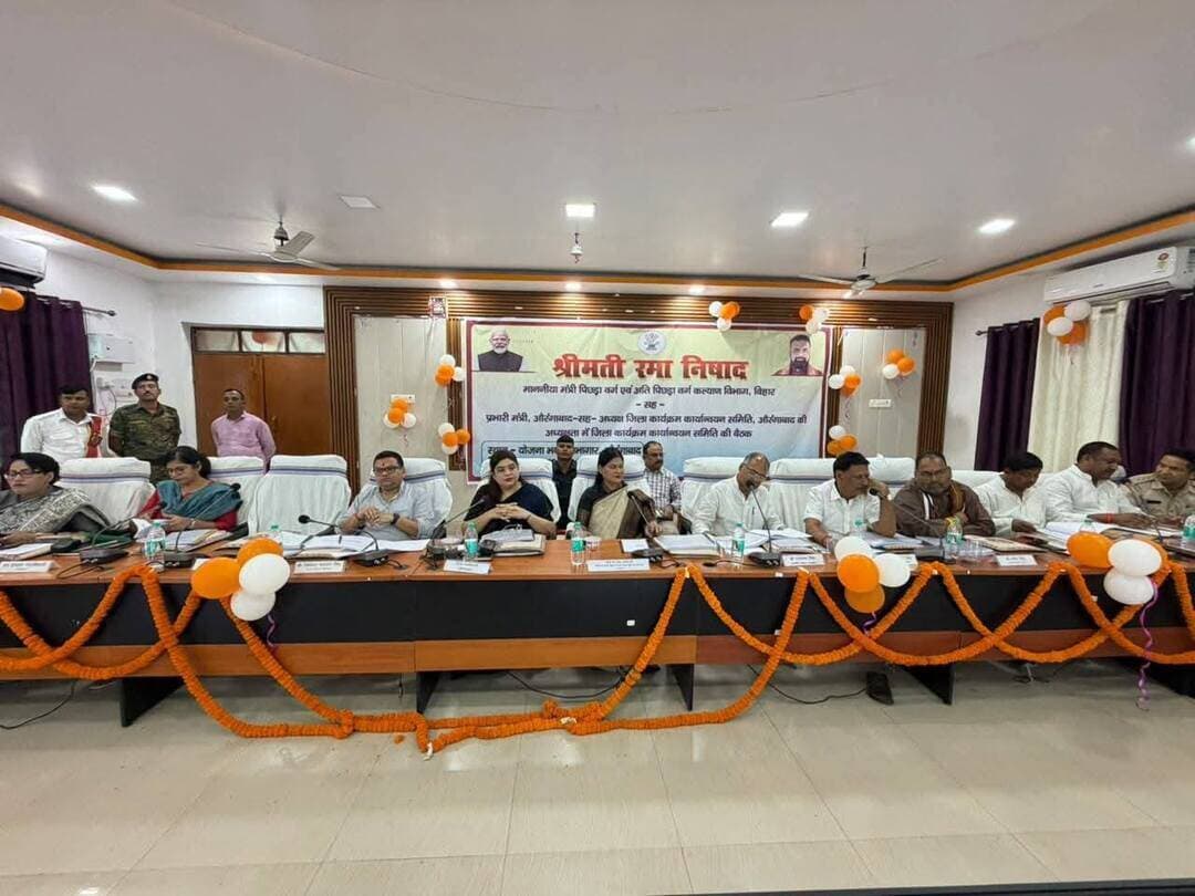 औरंगाबाद में (DISHA) जिला कार्यक्रम कार्यान्वयन समिति की बैठक में विकास योजनाओं की समीक्षा, प्रभारी मंत्री रमा निषाद ने दिए निर्देश।
औरंगाबाद समाहरणालय के योजना भवन में आज जिला कार्यक्रम कार्यान्वयन समिति की बैठक प्रभारी मंत्री-सह-अध्यक्ष रमा निषाद (मंत्री, पिछड़ा एवं अति पिछड़ा वर्ग कल्याण विभाग) की अध्यक्षता में हुई।
उप विकास आयुक्त अनुपम सिंह ने पीपीटी के माध्यम से सभी विभागों की प्रगति रखी।
*मुख्य समीक्षा बिंदु -*
*कृषि:* खरीफ 2026-27 में 1,76,000 हेक्टेयर लक्ष्य के विरुद्ध 1,67,309 हेक्टेयर (95.06%) धान आच्छादन। यूरिया 121.21%, DAP 83.24%, NPK 99.98% उपलब्ध। अधिक वर्षा से 3,939 हेक्टेयर में 33% से अधिक फसल क्षति, 6.69 करोड़ का आकलन। मंत्री ने किसानों को समय पर उर्वरक व क्षतिपूर्ति सहायता देने का निर्देश दिया।
*शिक्षा:* 9 नवसृजित प्राथमिक विद्यालय भवन और 10 स्कूलों में 20 वर्गकक्ष निर्माण प्रगति पर। 78 स्कूलों में PCB लैब, 16 पीएम श्री स्कूल संचालित। अगस्त में 2059 स्कूलों में मिड-डे मील बिना बाधा चला।
*स्वास्थ्य:* जिले में 305 उपकेंद्र, 64 APHC, 2 PHC, 6 CHC, 3 रेफरल, 1 जिला व 1 अनुमंडलीय अस्पताल कार्यरत। जिला अस्पताल में 424 प्रकार की दवाएं उपलब्ध। मंत्री ने दवा व सुविधा सुनिश्चित करने को कहा।
*PHED:* 2807 वार्डों में हर घर नल जल - PHED के 660 व पंचायती राज के 2147 वार्ड। इस साल 2411 बंद चापाकलों की मरम्मत। 29 नए चापाकल लक्ष्य के विरुद्ध 29 पूर्ण।
*ग्रामीण कार्य:* 1296 योजनाएं स्वीकृत, 930 पूर्ण, 350 प्रगति पर।
*पशुपालन:* अगस्त तक 55,110 पशुओं का उपचार, 4500 कृत्रिम गर्भाधान। FMD टीकाकरण लक्ष्य 5.95 लाख।
*श्रम:* असंगठित कामगार सुरक्षा योजना के 189 में 144 निष्पादित, प्रवासी दुर्घटना अनुदान के सभी 8 मामले निष्पादित। ई-श्रम में 8.12 लाख व निर्माण श्रमिक 1.12 लाख पंजीकृत।
*सामाजिक सुरक्षा:* वृद्धावस्था पेंशन 63,926 + मुख्यमंत्री वृद्धजन 1,84,622 लाभार्थी। विधवा 7,897, दिव्यांग 29,186, लक्ष्मीबाई 29,382। UDID कार्ड 12,016 जारी, 1,513 बैटरी ट्राइसाइकिल वितरित।
*राजस्व:* 24 सितंबर तक 16,846 दाखिल-खारिज आवेदन में 13,840 (82.2%) निष्पादित। मंत्री ने समयबद्ध निष्पादन का निर्देश दिया।
*उद्योग:* PM सूक्ष्म खाद्य योजना में 226 आवेदन में 34 स्वीकृत, 20 को ऋण। PM विश्वकर्मा में 380 का प्रशिक्षण, 173 को ऋण।
*ICDS:* आंगनबाड़ी 2751 केंद्र, मातृ वंदना में 5108 प्रविष्टियां (26.5%)। कन्या उत्थान में 3617 प्रविष्टियां (मासिक 80.3%)।
*नगर विकास:* अमृत 2.0 के तहत 20 MLD STP व 196 KM सीवरेज नेटवर्क, 6 IPS व 2 LPS का कार्य प्रगति पर।
बैठक में काराकाट सांसद राजाराम सिंह, विधान पार्षद दिलीप कुमार सिंह,औरंगाबाद विधायक त्रिविक्रम नारायण सिंह, रफीगंज विधायक प्रमोद कुमार सिंह, कुटुंबा विधायक ललन राम,ओबरा विधायक प्रकाश चंद्रा,गोह विधायक अमरेन्द्र कुशवाहा सहित समिति के सदस्य उपस्थित थे।
मंत्री ने सभी पदाधिकारियों को योजनाओं का लाभ पारदर्शी व समय पर पात्रों तक पहुंचाने, गुणवत्ता व विभागीय समन्वय पर जोर देने का निर्देश दिया।
बैठक में डीएफओ रुचि सिंह, अपर समाहर्ता अनुग्रह नारायण सिंह, अपर समाहर्ता आपदा उपेंद्र पंडित, सिविल सर्जन कृष्णा कुमार, सदर एसडीएम गौरव सिंह, दाउदनगर एसडीएम अमित राजन, डीएसएलआर श्वेतांक लाल,जिला सूचना एवं जन संपर्क अधिकारी श्वेता प्रियदर्शी, योजना पदाधिकारी अविनाश प्रकाश सहित सभी जिला स्तरीय पदाधिकारी मौजूद रहे।
