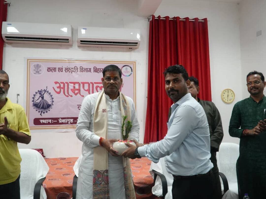समाहर्यालय पूर्णिया
जिला जनसंपर्क कार्यालय
प्रेस विज्ञप्ति 1519,
दिनांक-26.09.2026
अम्रपाली प्रशिक्षण केंद्र का माननीय मंत्री डॉ. प्रमोद कुमार ने किया औचक निरीक्षण
कला एवं संस्कृति विभाग, बिहार सरकार के माननीय मंत्री डॉ. प्रमोद कुमार जी ने शनिवार को पूर्णिया में संचालित अम्रपाली प्रशिक्षण केंद्र, (प्रेक्षागृह सह आर्ट गैलरी), पूर्णिया का औचक निरीक्षण किया। इस दौरान उन्होंने केंद्र में संचालित विभिन्न कला एवं सांस्कृतिक गतिविधियों, प्रशिक्षण कार्यक्रमों तथा कलाकारों के लिए उपलब्ध सुविधाओं का जायजा लिया।
माननीय मंत्री के आगमन पर जिला कला एवं संस्कृति पदाधिकारी श्री पंकज कुमार पटेल द्वारा उनका स्वागत पौधा एवं अंग वस्त्र देकर किया गया। उन्होंने केंद्र में संचालित प्रशिक्षण एवं सांस्कृतिक गतिविधियों की जानकारी मंत्री महोदय को दी तथा जिले में कला एवं संस्कृति के संरक्षण, संवर्धन एवं कलाकारों को प्रोत्साहित करने के लिए किए जा रहे प्रयासों से अवगत कराया।
निरीक्षण के दौरान मंत्री डॉ. प्रमोद कुमार ने अम्रपाली प्रशिक्षण केंद्र के प्रेक्षागृह सह आर्ट गैलरी का भी अवलोकन किया। उन्होंने प्रशिक्षण प्राप्त कर रहे कलाकारों एवं प्रतिभागियों से बातचीत की तथा शास्त्रीय संगीत, शास्त्रीय नृत्य एवं शास्त्रीय वादन के साथ-साथ लोक कला, लोकगीत, लोकनृत्य एवं अन्य सांस्कृतिक विधाओं के संरक्षण की दिशा में किए जा रहे कार्यों की सराहना की।
मंत्री महोदय ने कहा कि बिहार की समृद्ध लोक एवं सांस्कृतिक विरासत को संरक्षित करना तथा नई पीढ़ी को इससे जोड़ना कला एवं संस्कृति विभाग की महत्वपूर्ण प्राथमिकताओं में शामिल है। उन्होंने कलाकारों को बेहतर मंच एवं प्रशिक्षण उपलब्ध कराने की आवश्यकता पर भी बल दिया।
इस अवसर पर जिला कला एवं संस्कृति पदाधिकारी श्री पंकज कुमार पटेल ने कहा कि पूर्णिया में कला एवं संस्कृति की गतिविधियों को निरंतर विस्तार दिया जा रहा है। अम्रपाली प्रशिक्षण केंद्र के माध्यम से स्थानीय कलाकारों एवं युवाओं को विभिन्न सांस्कृतिक विधाओं से जोड़ने का प्रयास किया जा रहा है।
#cmssmrat
#samratchoudhary