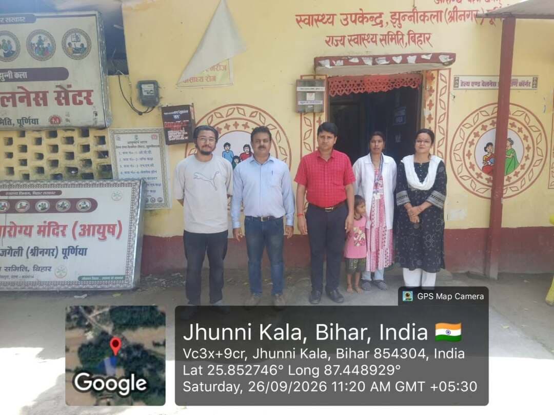 समाहरणालय पूर्णिया,
जनसंपर्क कार्यालय,
प्रेस विज्ञप्ति:-1518,
दिनांक 26/9/2026,
==================
स्वास्थ्य एवं वेलनेस सेंटर (HWC) झुन्नीकला का MOIC एवं BHM , श्री नगर द्वारा औचक निरीक्षण एवं किया गया अनुश्रवण,:-
दिनांक 26 सितंबर 2026 को पूर्वाह्न 10:30 बजे प्रभारी चिकित्सा पदाधिकारी (MOIC) एवं ब्लॉक हेल्थ मैनेजर (BHM) , श्रीनगर द्वारा स्वास्थ्य एवं वेलनेस सेंटर (HWC) झुन्नीकला का विस्तृत निरीक्षण एवं अनुश्रवण किया गया।
निरीक्षण का मुख्य उद्देश्य केंद्र पर उपलब्ध स्वास्थ्य सेवाओं, औषधियों की स्थिति और आधारभूत संरचना की गुणवत्ता एवं व्यवस्थाओं की समीक्षा करना है।
निरीक्षण के दौरान निम्नलिखित मुख्य बिंदुओं की समीक्षा की गई तथा संबंधित स्वास्थ्य कर्मियों को आवश्यक दिशा-निर्देश जारी किए गए:
औषधि उपलब्धता एवं रख-रखाव की जांच::-
केंद्र में उपलब्ध दवाओं के स्टॉक एवं रख-रखाव का जायजा लिया गया।
एक्सपायरी डेट की नियमित जांच, एक्सपायर्ड दवाओं को मुख्य स्टॉक से अलग रखने तथा नियमानुसार उनके निस्तारण की प्रक्रिया सुनिश्चित करने के स्पष्ट निर्देश दिए गए।
गैर-संचारी रोग (NCD) स्क्रीनिंग:-- 30 वर्ष एवं उससे अधिक आयु के लाभार्थियों की मधुमेह (Diabetes) एवं उच्च रक्तचाप (Hypertension) की स्क्रीनिंग स्थिति की समीक्षा की गई।
पात्र लाभार्थियों की शत-प्रतिशत स्क्रीनिंग, आवश्यक फॉलो-अप और डेटा की ऑनलाइन प्रविष्टि सुनिश्चित करने का निर्देश दिया गया।
एनीमिया मुक्त भारत (AMB) गतिविधियां:---AMB कार्यक्रम के तहत लाभार्थियों को प्रदान की जा रही सेवाओं की प्रगति देखी गई तथा संबंधित रजिस्टरों और ऑनलाइन पोर्टल पर प्रविष्टियों को अद्यतन (update) रखने का निर्देश दिया गया।
टीबी मुक्त भारत कार्यक्रम (TB Screening):---टीबी (TB) स्क्रीनिंग की समीक्षा करते हुए संभावित मरीजों की समय पर पहचान, आवश्यक लैब जांच हेतु रेफरल और संदिग्ध मरीजों के निरंतर फॉलो-अप पर विशेष जोर दिया गया।
दैनिक ओपीडी (OPD) सेवाएं:--- प्रतिदिन संचालित होने वाली ओपीडी सेवाओं का जायजा लिया गया।
स्वास्थ्य केंद्र पर आने वाले सभी मरीजों को गुणवत्तापूर्ण उपचार प्रदान करने और ओपीडी विवरण को समय पर HWC पोर्टल पर दर्ज करने का निर्देश दिया गया।
आधारभूत संरचना (Infrastructure) एवं सुविधाएं:-- HWC भवन, विद्युत आपूर्ति, पेयजल, स्वच्छता, फर्नीचर एवं आवश्यक चिकित्सकीय उपकरणों की स्थिति का जायजा लिया गया।
निरीक्षण के दौरान पाई गई कमियों को चिह्नित कर जल्द से जल्द सुधारात्मक कार्रवाई करने के निर्देश दिए गए।
#cmsamrat
#samratchoudhary