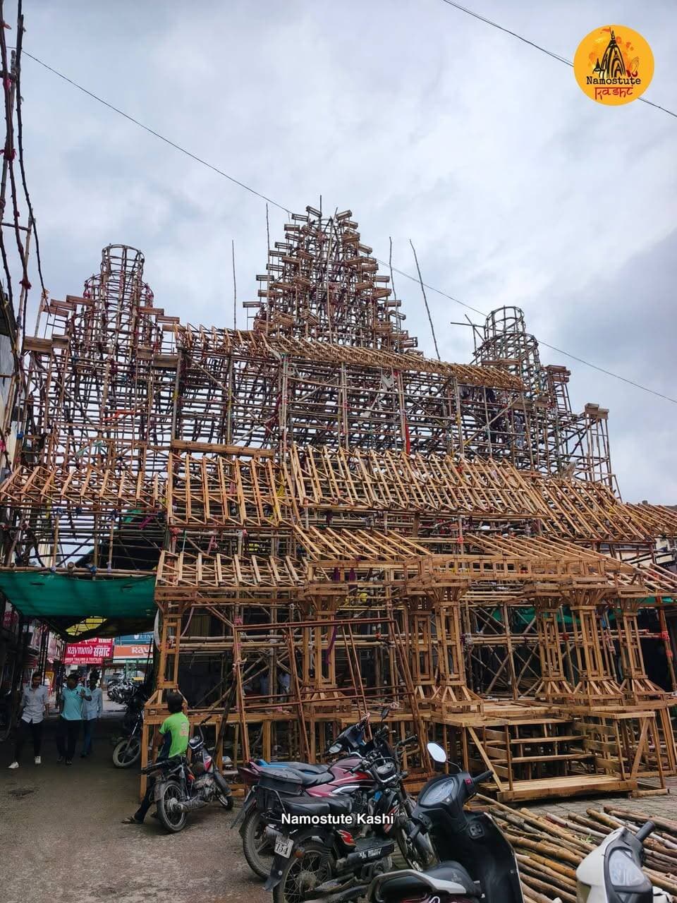 बनारस के चर्चित हाथवा मार्केट दुर्गा पूजा पंडाल के आयोजकों द्वारा आज प्रेस कॉन्फ्रेंस कर बताया गया कि इस वर्ष दुर्गा पूजा पंडाल विश्व के सबसे बड़े हिंदू मंदिर अंगकोर वाट के प्रतिकृति के रूप में बनाई जा रही है। तथा पंडाल की ऊंचाई और चौड़ाई 60-60 फीट की होगी।
#Varanasi #NamostuteKashi #AngkorWat #HathuaMarket #DurgaPuja #DurgaPandal