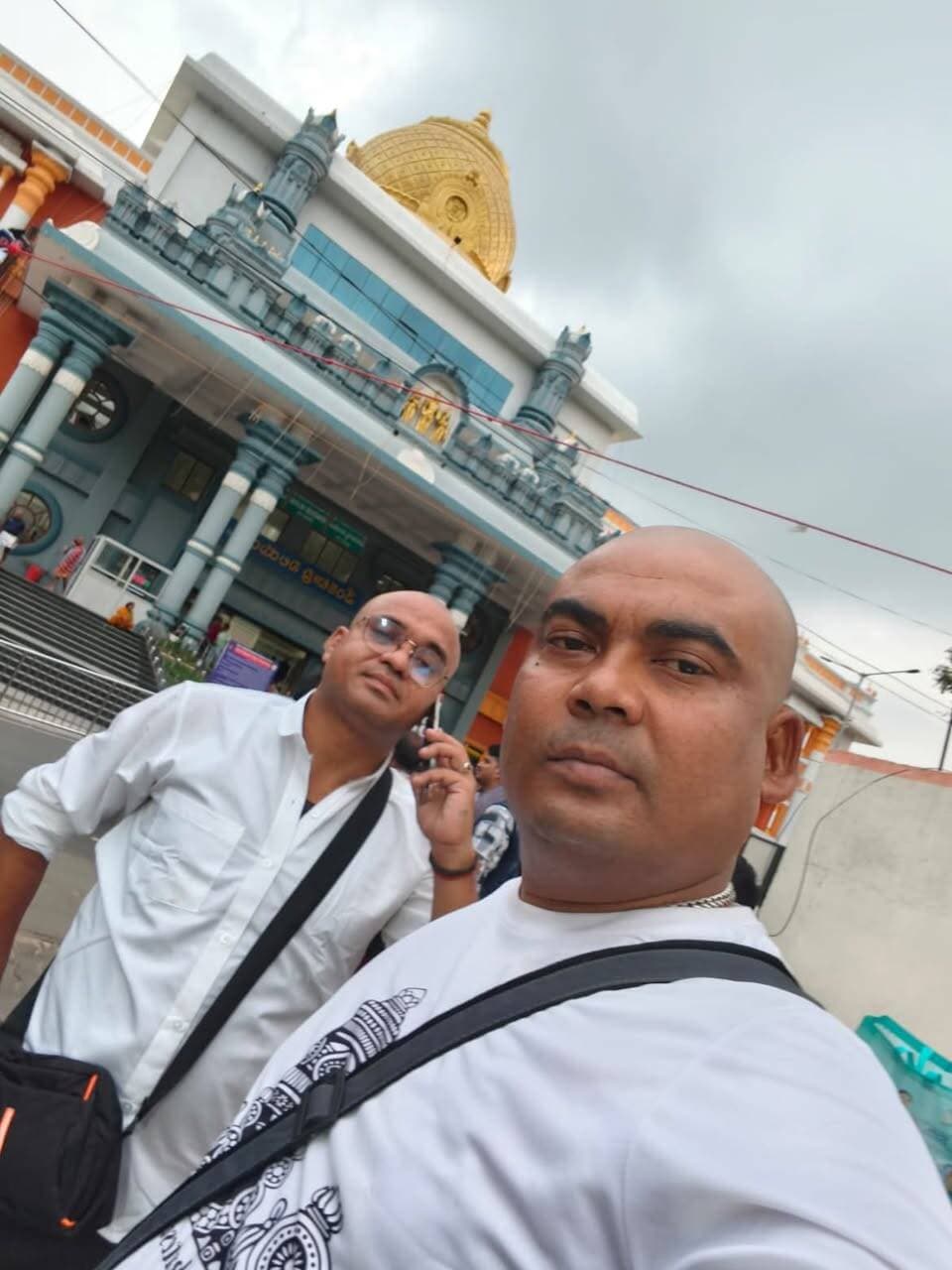 आंध्र प्रदेश के पवित्र तिरुमला धाम में स्थित श्री तिरुपति बालाजी महाराज के दिव्य दर्शन करने का सौभाग्य प्राप्त हुआ। प्रभु के दर्शन से मन को अद्भुत शांति, आनंद और आध्यात्मिक ऊर्जा की अनुभूति हुई हे श्री वेंकटेश्वर स्वामी, आप सभी पर अपनी कृपा बनाए रखें और सभी के जीवन में सुख, समृद्धि एवं खुशहाली प्रदान करें। गोविंदा गोविंदा…
जय श्री वेंकटेश्वर स्वामी महाराज की 🙏