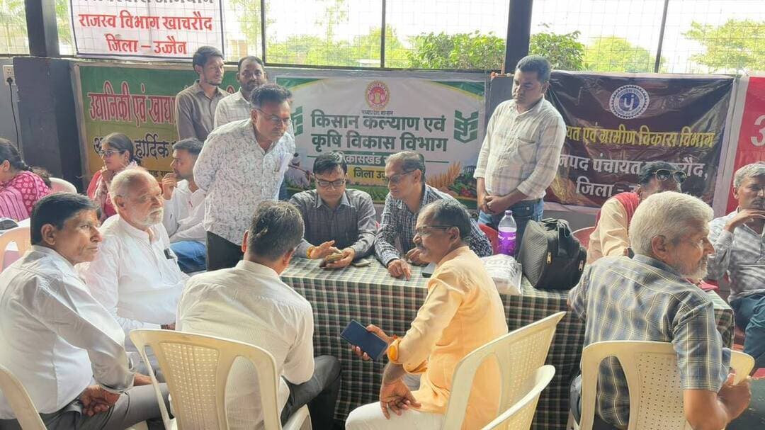 #मुख्यमंत्री_जन_विश्वास_अभियान*
खाचरोद में मुख्यमंत्री जन विश्वास अभियान के तहत किसानों को ई-उर्वरक टोकन एवं रबी फसल चयन की दी गई व्यावहारिक जानकारी**
उज्जैन, 26 सितंबर। जिला स्तरीय मुख्यमंत्री जन विश्वास अभियान के अंतर्गत शनिवार को विकासखंड खाचरोद में आयोजित कार्यक्रम में किसानों को ई-विकास प्रणाली के माध्यम से उर्वरक का टोकन जनरेट करने की विस्तृत जानकारी दी गई।
साथ ही आगामी समय में किसान भाई स्वयं व्हाट्सएप बॉट के जरिए उर्वरक टोकन कैसे बुक कर सकते हैं, इसका सजीव प्रदर्शन भी किया गया।
कार्यक्रम में उप संचालक कृषि श्री के.एस. केन ने किसानों को ई-विकास प्रणाली अंतर्गत उर्वरक टोकन बनाने की प्रक्रिया समझाई तथा व्हाट्सएप बॉट के माध्यम से टोकन बुकिंग का लाइव डेमोंस्ट्रेशन प्रस्तुत किया।
उन्होंने बताया कि अब किसान घर बैठे ही आसानी से अपना उर्वरक टोकन प्राप्त कर सकेंगे, जिससे पारदर्शिता बढ़ेगी और समय की बचत होगी।
इस अवसर पर सहायक संचालक कृषि श्री कमलेश राठौर ने आगामी रबी सीजन को लेकर महत्वपूर्ण सलाह दी। उन्होंने कहा कि कम वर्षा की स्थिति को देखते हुए गेहूं का रकबा कम कर कम पानी चाहने वाली फसलें जैसे चना, मसूर, सरसों और अलसी लगाने पर जोर दिया जाए। इससे जल संरक्षण के साथ-साथ अच्छी पैदावार भी सुनिश्चित की जा सकती है।
कार्यक्रम में बड़ी संख्या में किसान भाई-बहन उपस्थित रहे और उन्होंने दी गई जानकारी का लाभ उठाया। जिला प्रशासन द्वारा जन विश्वास अभियान के तहत ऐसे कार्यक्रमों के माध्यम से किसानों तक सीधी जानकारी पहुंचाने का प्रयास जारी है।
@टॉप फ़ैन
Jansampark Madhya Pradesh
CM Madhya Pradesh
Dr Mohan Yadav