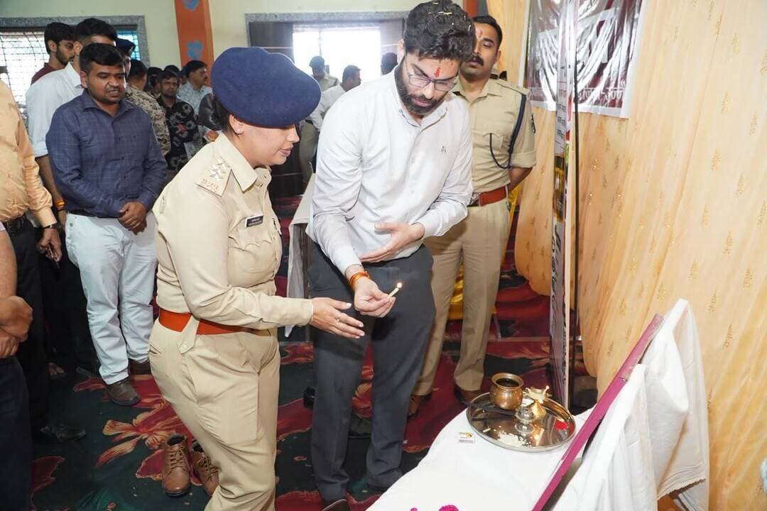 मुख्यमंत्री जन विश्वास अभियान-2026 | खाचरोद
जनसंवाद से समाधान, जनभागीदारी से विकास!
मुख्यमंत्री डॉ. मोहन यादव के नेतृत्व में संचालित मुख्यमंत्री जन विश्वास अभियान-2026 के अंतर्गत खाचरोद में जिला स्तरीय समीक्षा बैठक एवं जनसंवाद कार्यक्रम आयोजित किया गया।
सीईओ जिला पंचायत श्री श्रेयांस कूमट एवं एएसपी श्री करनदीप सिंह ने उद्यमियों और सोशल मीडिया इन्फ्लुएंसर्स से संवाद कर शासकीय योजनाओं के प्रचार-प्रसार एवं स्थानीय रोजगार को बढ़ावा देने की अपील की।
मुख्यमंत्री उद्यम क्रांति योजना के अंतर्गत दो हितग्राहियों को ₹9.30 लाख एवं ₹5 लाख के चेक वितरित किए गए। साथ ही, खाचरोद विकासखंड की 36 पंचायतों से प्राप्त आवेदनों पर कार्रवाई कर अनेक प्रकरणों का मौके पर निराकरण किया गया।
हितग्राहियों को विभिन्न शासकीय योजनाओं का लाभ प्रदान करने के साथ कार्यक्रम के अंत में नशामुक्ति की शपथ भी दिलाई गई।
#मुख्यमंत्रीजनविश्वासअभियान #जनसंवाद #खाचरोद #उद्यमक्रांति #जनसेवा #उज्जैन Jansampark Madhya Pradesh
Ujjain Commissioner Collector Office Ujjain CM Madhya Pradesh