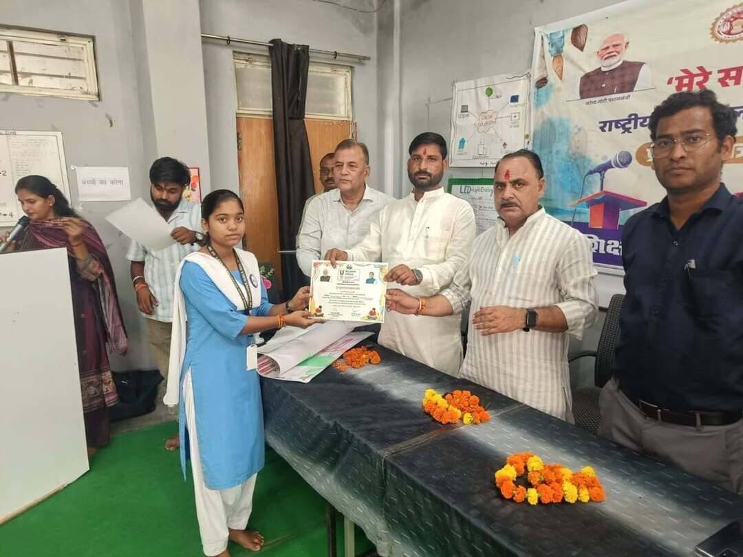 सेवा संकल्प अभियान में विद्यार्थियों ने दिखाई प्रतिभा
सांदीपनि विद्यालय श्योपुर में चित्रकला एवं भाषण प्रतियोगिता आयोजित
----
सेवा संकल्प अभियान के अंतर्गत सांदीपनि शासकीय उच्चतर माध्यमिक विद्यालय, श्योपुर में चित्रकला एवं भाषण प्रतियोगिता का आयोजन किया गया। कार्यक्रम में भाजपा जिला अध्यक्ष श्री शशांक भूषण, जिला महामंत्री श्री संजय अकोदिया एवं जिला शिक्षा अधिकारी श्री यश जैन सहित अन्य अतिथिगण उपस्थित रहे। प्रतियोगिता में जिले के विभिन्न विद्यालयों के विद्यार्थियों ने उत्साहपूर्वक भाग लेकर अपनी प्रतिभा का प्रदर्शन किया। इस अवसर पर भाजपा जिला अध्यक्ष श्री शशांक भूषण द्वारा प्रेरक उद्बोधन से बच्चों का उत्साहवर्धन किया गया।
भाषण प्रतियोगिता के वरिष्ठ वर्ग में जाह्नवी गर्ग शासकीय कन्या उच्चतर माध्यमिक विद्यालय विजयपुर ने प्रथम, चेतना गुर्जर उत्कृष्ट उच्चतर माध्यमिक विद्यालय श्योपुर ने द्वितीय तथा रीतू राजपूत शासकीय उच्चतर माध्यमिक विद्यालय गिरधरपुर ने तृतीय स्थान प्राप्त किया।
कनिष्ठ वर्ग में वेदिका शर्मा शासकीय सांदीपनि उच्चतर माध्यमिक विद्यालय श्योपुर ने प्रथम, भूमिका अवस्थी शासकीय सांदीपनि उच्चतर माध्यमिक विद्यालय विजयपुर ने द्वितीय तथा वर्षा बैरवा शासकीय माध्यमिक विद्यालय गिरधरपुर ने तृतीय स्थान प्राप्त किया।
इसी प्रकार चित्रकला प्रतियोगिता के वरिष्ठ वर्ग में सृष्टि अटरिया शासकीय कन्या विद्यालय विजयपुर ने प्रथम, जानवी गर्ग शासकीय कन्या विद्यालय विजयपुर ने द्वितीय तथा हर्षिता ओझा शासकीय उच्चतर माध्यमिक विद्यालय खिरखिरी, कराहल ने तृतीय स्थान प्राप्त किया।
वहीं कनिष्ठ वर्ग में शीतल शाक्य प्रथम स्थान शासकीय माध्यमिक विद्यालय, मढ़ा, विजयपुर ने, द्वितीय स्थान शीतल नामदेव शासकीय सांदीपनि उच्चतर माध्यमिक विद्यालय, श्योपुर ने तथा तृतीय स्थान आदित्य कौशल शासकीय सांदीपनि उच्चतर माध्यमिक विद्यालय श्योपुर ने प्राप्त किया।
प्रतियोगिताओं के माध्यम से विद्यार्थियों को अपनी रचनात्मकता, अभिव्यक्ति कौशल एवं प्रतिभा को प्रदर्शित करने का अवसर मिला। अतिथियों ने विद्यार्थियों का उत्साहवर्धन करते हुए उनके उज्ज्वल भविष्य की कामना की।
विद्यालय के प्राचार्य श्री अशोक कुमार खंडेलवाल ने कहा कि इस प्रकार की प्रतियोगिताएं विद्यार्थियों की प्रतिभा को निखारने के साथ-साथ उनमें आत्मविश्वास, रचनात्मकता एवं अभिव्यक्ति की क्षमता विकसित करने में महत्वपूर्ण भूमिका निभाती हैं। उन्होंने कार्यक्रम में उपस्थित सभी अतिथियों, प्रतिभागी विद्यार्थियों, शिक्षकों एवं सहयोगियों का आभार व्यक्त करते हुए आयोजन को सफल बनाने के लिए सभी के प्रति धन्यवाद ज्ञापित किया।
-
CM Madhya Pradesh
Jansampark Madhya Pradesh
#JansamparkMP
#sheopur