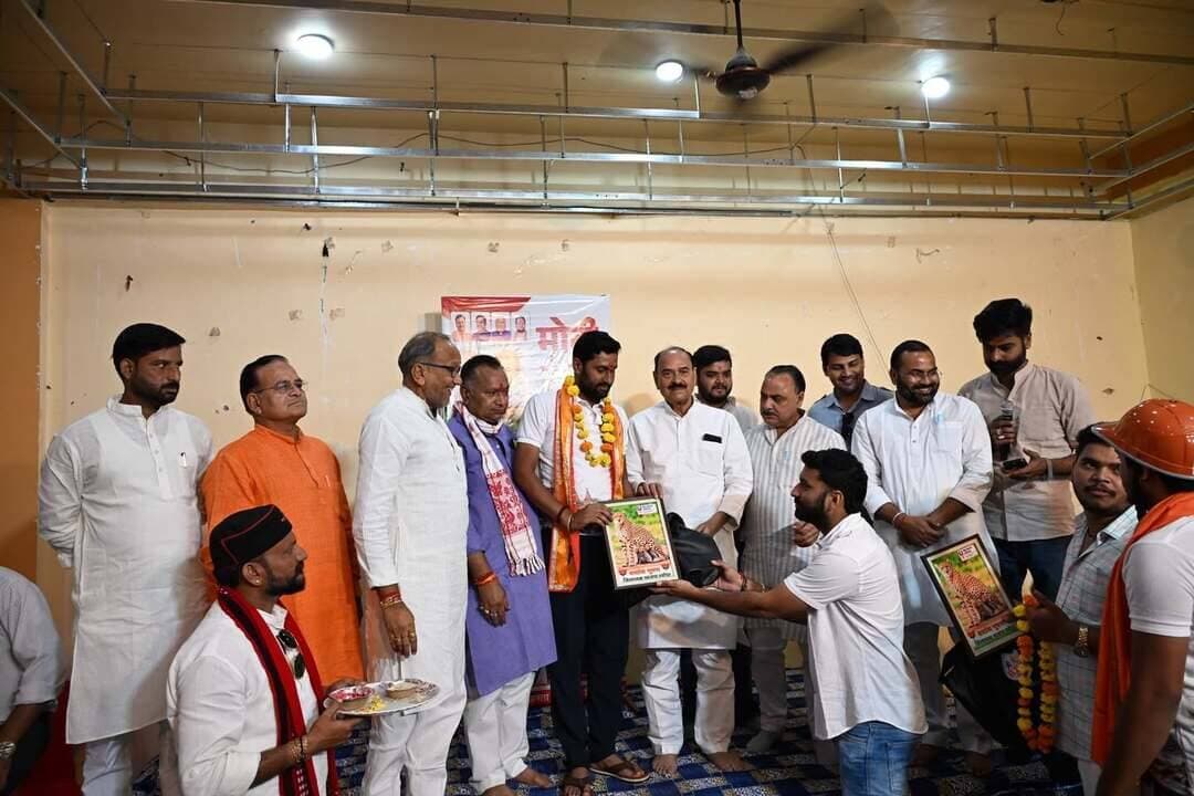 सेवा संकल्प यात्रा अंतर्गत हुए विभिन्न आयोजन
स्वच्छता अभियान के साथ ही लाभार्थी संवाद आयोजित
----
सेवा संकल्प अभियान अंतर्गत आयोजित किये जा रहे विभिन्न कार्यक्रमों के क्रम में वडनगर-वाराणसी जल, जन, सेवा संकल्प यात्रा अंतर्गत जिले में प्रथम यात्रा के आगमन अवसर पर विभिन्न कार्यक्रम आयोजित किये गये। श्योपुर जिले के वीरपुर में प्रवेश के बाद गत रात्रि विश्राम श्योपुर जिला मुख्यालय पर रहा। द्वितीय दिवस की यात्रा का भव्य शुभारंभ आरआरआर रिसोर्ट से किया गया।
इस अवसर पर सेवा संकल्प यात्रियों को चीतो की तस्वीर के स्मृति चिन्ह भेंट किये गये। इस सम्मान समारोह में भाजपा जिला अध्यक्ष श्री शशांक भूषण, पूर्व विधायक श्री दुर्गालाल विजय एवं श्री बृजराज सिंह चौहान, भाजपा प्रदेश कार्य समिति सदस्य श्री महावीर सिंह सिसौदिया, श्री कैलाश नारायण गुप्ता, भाजपा के पूर्व जिला अध्यक्ष श्री सुरेन्द्र जाट, भाजपा जिला महामंत्री श्री संजय अकोदिया, भाजपा युवा मोर्चा जिला अध्यक्ष श्री मोनू सोनी, भाजपा किसान मोर्चा जिला अध्यक्ष श्री गौरीशंकर मीणा, सांसद प्रतिनिधि श्री सुजीत गर्ग, यात्रा प्रभारी श्री यश प्रताप सिंह चौहान, श्री दिनेश दुबोलिया, श्री राजबहादुर मारू आदि मौजूद रहे। इस दौरान श्योपुर जिले की विभिन्न नदियों से लाये गये जल को यात्रा में साथ चल रहे जल कलश में अर्पित किया गया। इसके पूर्व प्रातकालीन समय में विवेकानंद चौराहे पर स्वच्छता कार्यक्रम का आयोजन भी किया गया।
सेवा संकल्प अभियान अंतर्गत जारी जल, जन, सेवा संकल्प यात्रा के द्वितीय दिवस के शुभारंभ अवसर पर अपर कलेक्टर श्री रूपेश उपाध्याय एवं एसडीएम श्री गगन सिंह मीणा भी मौजूद रहे। सेवा संकल्प यात्रा सोईकलां पहुंची जहां, ग्रामीणों द्वारा पुष्पवर्षा के साथ यात्रा क स्वागत किया गया। इसके उपरांत गुरनावदा रोड स्थित राधेरमण राइस एक्सपोर्ट प्रायवेट लिमिटेड श्योपुर में लाभार्थी संवाद का आयोजन किया गया, जहां शासन की ओर से एसएमएमई नीति-2025 के तहत उपलब्ध कराई जा रही सुविधाओं और अनुदान के संबंध में जानकारी प्रदान की गई। इस अवसर पर राईस मिल के एमडी श्री ओमप्रकाश मीणा का स्वागत किया गया। कार्यक्रम के दौरान पौधरोपण भी किया गया, इसके उपरांत यात्रा बगडुआ, दांतरदा होकर राजस्थान के सवाई माधोपुर जिले के लिए रवाना हुई।
-
CM Madhya Pradesh
Jansampark Madhya Pradesh
#JansamparkMP
#sheopur