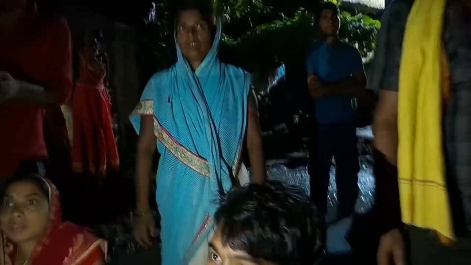 नाली के पानी को लेकर विवाद में बुजुर्ग महिला की हत्या, चार घायल; पुलिस ने मुख्य आरोपी समेत 4 को किया गिरफ्तार
मोकामा/पंचमहला: पंचमहला थाना क्षेत्र के नौरंगा जलालपुर पंचायत अंतर्गत बाहापर गाँव में शनिवार की रात नाले के पानी और रास्ते के विवाद को लेकर दो पक्षों में खूनी झड़प हो गई। इस हमले में 60 वर्षीय बुजुर्ग महिला शांति देवी की मौके पर ही मौत हो गई, जबकि उनके परिवार के चार लोग गंभीर रूप से घायल हो गए।
मृतका शांति देवी बाहापर गाँव निवासी स्वर्गीय रामस्वरूप शर्मा की पत्नी थीं। घायलों में शांति देवी के दो पुत्र—विपुल कुमार और महेश शर्मा, तथा दो बहुएं—फुलो देवी और भारती देवी शामिल हैं। घायलों में से एक की हालत चिंताजनक बनी हुई है।
पुरानी रंजिश में घर में घुसकर हमला
परिजनों के अनुसार, नाले में पानी बहाने और रास्ते के अधिकार को लेकर शांति देवी और सोनू कुमार के परिवार के बीच लंबे समय से विवाद चल रहा था। शांति देवी के पुत्र ने बताया कि सुरक्षा को लेकर पहले भी पंचमहला थाने में लिखित आवेदन दिया गया था, लेकिन कोई ठोस कार्रवाई नहीं हुई। शनिवार की रात करीब 8 बजे सोनू कुमार अपने 6-7 साथियों के साथ लाठी, डंडे और कुल्हाड़ी से लैस होकर शांति देवी के घर में घुस आया और पूरे परिवार पर हमला कर दिया।
सड़क जाम और पुलिस कार्रवाई
घटना की सूचना मिलते ही पुलिस और स्थानीय लोगों ने घायलों को इलाज के लिए सामुदायिक स्वास्थ्य केंद्र, बड़हिया पहुँचाया। घटना से आक्रोशित परिजनों और ग्रामीणों ने मुख्य सड़क जाम कर दी, जिससे यातायात बाधित हो गया।
स्थिति की गंभीरता को देखते हुए पंचमहला और मराँची थाना पुलिस ने मौके पर पहुँचकर स्थिति को संभाला। पुलिस ने त्वरित कार्रवाई करते हुए मुख्य आरोपी सोनू, उसके पिता, माता और एक रिश्तेदार समेत कुल 4 लोगों को गिरफ्तार कर लिया है। पुलिस मामले की आगे की कानूनी जांच कर रही है।