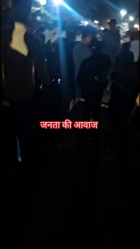 मोकामा (पटना): पचमहला थाना क्षेत्र में आपसी विवाद को लेकर दो पक्षों के बीच हुई हिंसक मारपीट की घटना में एक महिला की मौत हो गई, जबकि दोनों पक्षों के कई लोग गंभीर रूप से घायल हो गए हैं। इस घटना में आधा दर्जन से अधिक लोगों के सिर फटने की सूचना है। घटना के बाद आक्रोशित ग्रामीणों ने शव के साथ मुख्य सड़क को जाम कर दिया, जिससे यातायात पूरी तरह ठप हो गया।