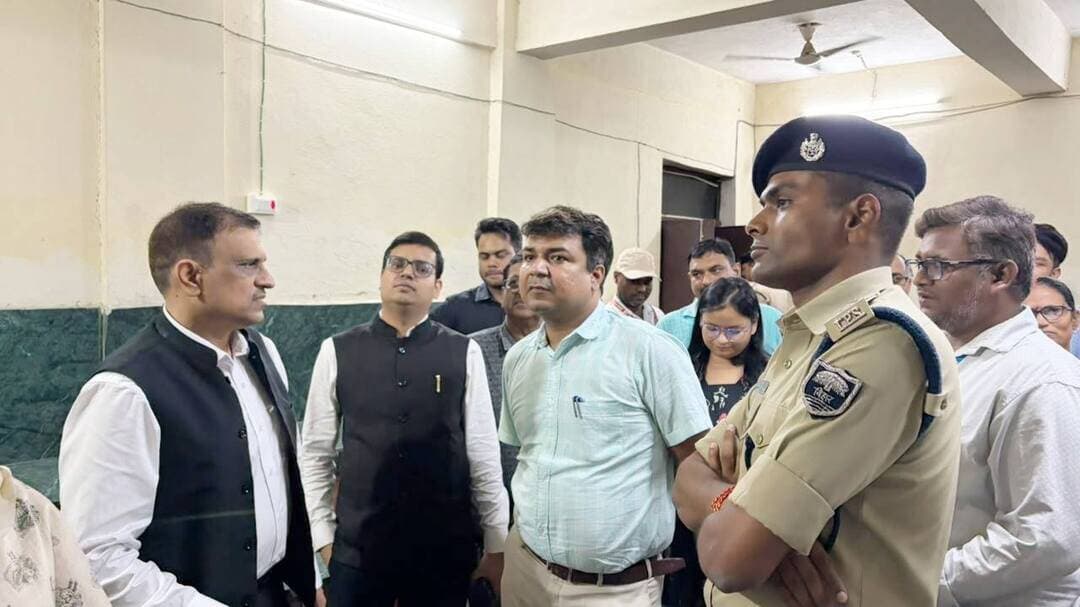 माननीय उच्च न्यायालय, पटना द्वारा CWJC No. 1848/2022 में पारित आदेश के आलोक में रोहतास जिले में संचालित बाल देखरेख संस्थाओं की व्यवस्थाओं के निरीक्षण एवं अनुश्रवण के उद्देश्य से आज दिनांक 26.09.2026 को पर्यवेक्षण गृह, रोहतास का संयुक्त निरीक्षण किया गया।
प्रधान जिला एवं सत्र न्यायाधीश श्री अनुज कुमार जैन की अध्यक्षता में गठित निरीक्षण समिति तथा जिला पदाधिकारी, रोहतास श्री दीपक कुमार मिश्रा की अध्यक्षता में गठित जिला निरीक्षण समिति द्वारा संयुक्त रूप से पर्यवेक्षण गृह का निरीक्षण किया गया।
निरीक्षण के दौरान अधिकारियों ने पर्यवेक्षण गृह में आवासित कुल 50 विधि-विवादित किशोरों से संबंधित विभिन्न व्यवस्थाओं का जायजा लिया। इस क्रम में किशोरों के आवासन, खानपान, स्वास्थ्य सुविधाओं, सुरक्षा व्यवस्था, स्वच्छता तथा संस्थान में संचालित विभिन्न शैक्षणिक एवं अन्य गतिविधियों की समीक्षा की गई। अधिकारियों द्वारा संस्थान में उपलब्ध सुविधाओं एवं व्यवस्थाओं का स्थलीय निरीक्षण करते हुए आवश्यक बिंदुओं पर जानकारी प्राप्त की गई। निरीक्षण समिति द्वारा किशोरों को उपलब्ध कराई जा रही सुविधाओं, उनके संरक्षण एवं देखभाल से संबंधित व्यवस्थाओं का भी अवलोकन किया गया।
इस अवसर पर पुलिस अधीक्षक, रोहतास श्री राज, नगर आयुक्त, नगर निगम सासाराम श्री विकास कुमार, सिविल सर्जन श्री मणि रंजन, जिला शिक्षा पदाधिकारी श्री मदन राय, सीजेएम सासाराम श्रीमती राधा कुमारी, प्रभारी प्रधान दंडाधिकारी, किशोर न्याय परिषद श्री निलेश भारद्वाज, सचिव, जिला विधिक सेवा प्राधिकार रोहतास श्री कृष्ण देव कुमार, वरीय उप समाहर्ता श्री विनय प्रताप, वरीय उप समाहर्ता-सह-सहायक निदेशक, जिला बाल संरक्षण इकाई, रोहतास सुश्री विनीता कुमारी, पुलिस उपाधीक्षक-सह-नोडल पदाधिकारी, विशेष किशोर पुलिस इकाई सुश्री चित्रा कुमारी, बाल संरक्षण पदाधिकारी (संस्थागत) श्री विक्रमादित्य पाल, जिला प्रोबेशन पदाधिकारी श्री जयप्रकाश कुमार, अधीक्षक, पर्यवेक्षण गृह सहित पर्यवेक्षण गृह के अन्य पदाधिकारी एवं कर्मी उपस्थित रहे।
#IPRD
Information & Public Relations Department, Government of Bihar