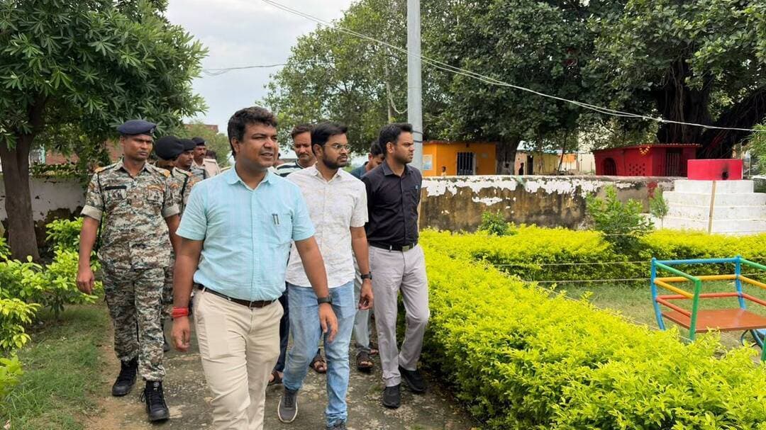 आज दिनांक 26.09.2026 को जिला पदाधिकारी, रोहतास श्री दीपक कुमार मिश्रा एवं वन प्रमंडल पदाधिकारी श्री स्टालिन फिडल कुमार के० द्वारा नगर परिषद, नोखा क्षेत्र स्थित पार्क, सूर्य मंदिर पोखरा एवं छठ घाट का निरीक्षण किया गया। इस दौरान अधिकारियों ने संबंधित स्थलों की वर्तमान स्थिति का जायजा लेते हुए आवश्यक सुविधाओं एवं व्यवस्थाओं की जानकारी ली।
निरीक्षण के क्रम में अधिकारियों ने सूर्य मंदिर परिसर पहुंचकर आगामी छठ पर्व को लेकर घाट की तैयारियों, पहुंच मार्ग तथा श्रद्धालुओं के लिए उपलब्ध मूलभूत सुविधाओं की स्थिति का जायजा लिया। जिला पदाधिकारी ने श्रद्धालुओं की सुविधा एवं स्वच्छता को ध्यान में रखते हुए छठ घाट पर शौचालय निर्माण कराने हेतु कार्यपालक पदाधिकारी, नगर परिषद नोखा को आवश्यक निर्देश दिए। उन्होंने घाट एवं आसपास के क्षेत्रों की साफ-सफाई सहित अन्य आवश्यक व्यवस्थाओं को भी बेहतर तरीके से सुनिश्चित करने को कहा।
अधिकारियों ने चिल्ड्रेन पार्क का भी निरीक्षण किया। पार्क में बच्चों के खेलने के लिए लगाए गए उपकरणों, परिसर की स्थिति एवं उपलब्ध अन्य सुविधाओं का जायजा लिया गया। वन प्रमंडल पदाधिकारी ने बताया कि बच्चों की सुरक्षा एवं पार्क की बेहतर व्यवस्था के दृष्टिगत पार्क की बाउंड्री को और ऊंचा किया जाएगा। साथ ही बाउंड्री पर आकर्षक पेंटिंग कराकर पार्क के सौंदर्यीकरण को बेहतर बनाया जाएगा।
#IPRD
#BiharGovernment
#PublicService
#RohtasDistrict
#CMSamrat
#samratchoudhary
Information & Public Relations Department, Government of Bihar