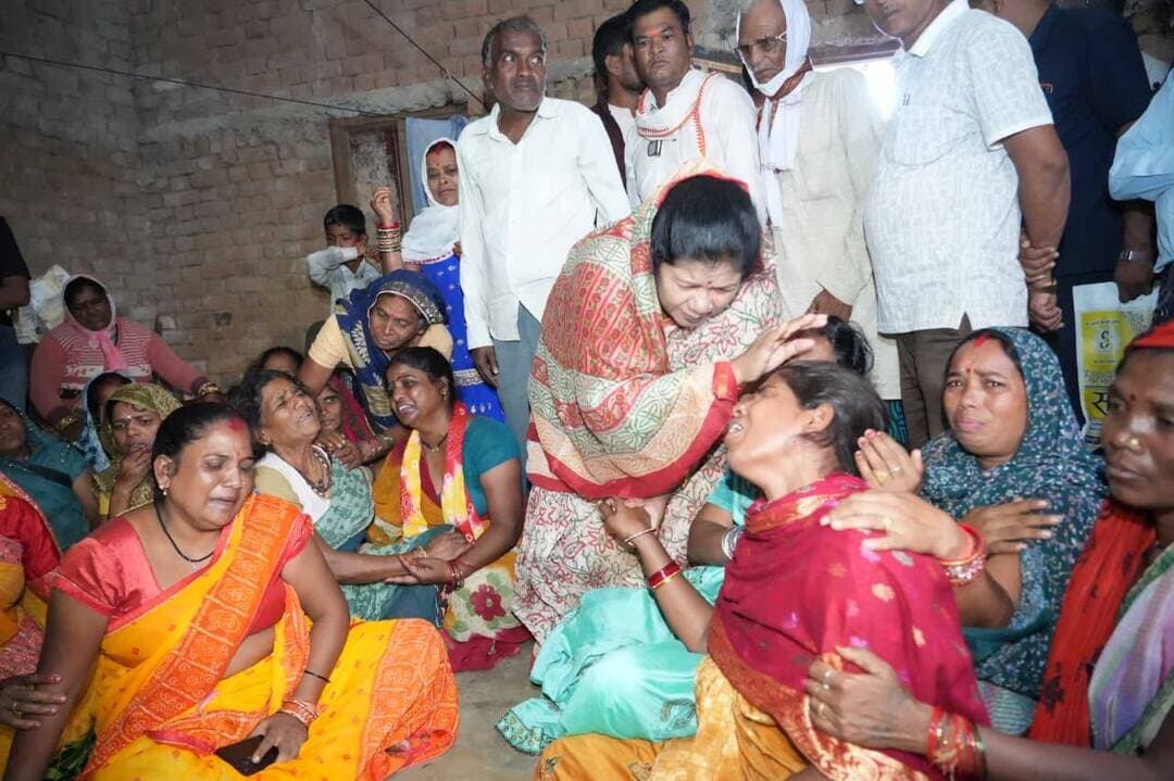 हीरापुर हादसे में मृतकों के परिजनों से मिलीं मंत्री श्रीमती संपतिया उइके
परिजनों को बंधाया ढांढस, कहा, दुःख की इस घड़ी में सरकार आपके साथ
मंडला जिले के नैनपुर विकासखंड के ग्राम हीरापुर में गणेश पंडाल में हुए हादसे में चार युवकों के निधन के बाद लोक स्वास्थ्य यांत्रिकी मंत्री श्रीमती संपतिया उइके ने मृतकों के परिजनों से मुलाकात कर शोक संवेदना व्यक्त की। मंत्री श्रीमती उइके ने परिजनों से मिलकर उन्हें ढांढस बंधाया और इस दुःख की घड़ी में उनके साथ खड़े रहने का भरोसा दिलाया।
मंत्री श्रीमती उइके ने शोकाकुल परिजनों से कहा कि “इस दुःख की घड़ी में मैं आपके साथ हूं, सरकार आपके साथ है।” उन्होंने कहा कि हादसे में अपनों को खोने का दुःख अत्यंत पीड़ादायक है। शासन-प्रशासन इस कठिन समय में पीड़ित परिवारों के साथ है और उन्हें आवश्यक सहयोग उपलब्ध कराया जाएगा।
मंत्री ने परिजनों से घटना की जानकारी लेते हुए उनके दुःख में सहभागी होने की बात कही। उन्होंने दिवंगत युवकों के प्रति श्रद्धांजलि अर्पित करते हुए ईश्वर से दिवंगत आत्माओं की शांति तथा शोकाकुल परिवारों को इस अपार दुःख को सहन करने की शक्ति प्रदान करने की प्रार्थना की।
उल्लेखनीय है कि मुख्यमंत्री द्वारा हादसे में मृतकों के परिजनों को 4-4 लाख की आर्थिक सहायता प्रदान करने के निर्देश जिला प्रशासन को दिए गए हैं। प्रशासन द्वारा हादसे के संबंध में आवश्यक कार्रवाई की जा रही है।
Jansampark Madhya Pradesh
CM Madhya Pradesh
#mandla
Sampatiya Uikey