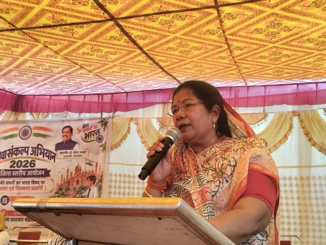 सेवा संकल्प अभियान: मंडला ने प्रदेश में हासिल किया तीसरा स्थान, उत्कृष्ट विद्यालय में जिला स्तरीय कार्यक्रम आयोजित
लोक स्वास्थ्य यांत्रिकी मंत्री श्रीमती संपतिया उइके और सांसद श्री फग्गन सिंह कुलस्ते ने बच्चों का बढ़ाया उत्साह
अभियान-2026 के अंतर्गत शासकीय जगन्नाथ उच्चतर माध्यमिक उत्कृष्ट विद्यालय, मंडला में जिला स्तरीय कार्यक्रम का आयोजन किया गया। कार्यक्रम में लोक स्वास्थ्य यांत्रिकी मंत्री श्रीमती संपतिया उइके एवं सांसद श्री फग्गन सिंह कुलस्ते ने सहभागिता कर विद्यार्थियों का उत्साहवर्धन किया।
कार्यक्रम के दौरान अतिथियों ने ’मेरे सपनों का भारत’ विषय पर केंद्रित भाषण प्रतियोगिता एवं विद्यार्थियों द्वारा बनाई गई आकर्षक चित्रकला प्रदर्शनी का अवलोकन कर बच्चों की प्रतिभा की भूरि-भूरि प्रशंसा की।
9 विकासखंडों के 1307 विद्यालयों के 17 हजार से अधिक बच्चों ने ली सहभागिता
समारोह को संबोधित करते हुए पीएचई मंत्री श्रीमती संपतिया उइके ने हर्षातिरेक व्यक्त करते हुए बताया कि ’सेवा संकल्प अभियान’ के प्रभावी क्रियान्वयन में मंडला जिले ने संपूर्ण मध्य प्रदेश में तीसरा स्थान प्राप्त किया है। उन्होंने जानकारी दी कि अभियान के तहत जिले के सभी 9 विकासखंडों के 1307 विद्यालयों से 17 हजार 363 विद्यार्थियों तथा 19 हजार 600 अभिभावकों ने सक्रिय सहभागिता दर्ज कराई।
मंत्री श्रीमती उइके ने कहा कि प्रधानमंत्री श्री नरेंद्र मोदी के नेतृत्व में ’विकसित भारत’ का जो संकल्प लिया गया है, उसे साकार करने में प्रत्येक नागरिक का योगदान अनिवार्य है। उन्होंने सभी विद्यार्थियों के उज्ज्वल भविष्य की कामना करते हुए आह्वान किया कि हम सभी का संयुक्त प्रयास होना चाहिए कि सरकार की प्रत्येक जनकल्याणकारी योजना के क्रियान्वयन में मंडला जिला सदैव प्रथम स्थान पर रहे।
विकसित भारत 2047 के निर्माण में जनभागीदारी और कनेक्टिविटी अहम- सांसद
सांसद श्री फग्गन सिंह कुलस्ते ने अपने संबोधन में कहा कि शासकीय योजनाओं की सफलता के लिए आमजनों की सहभागिता अत्यंत आवश्यक है। उन्होंने ’विज़न 2047’ पर चर्चा करते हुए कहा कि भारत को विकसित राष्ट्र बनाने में बेहतर कनेक्टिविटी और बुनियादी ढांचे का विकास मुख्य स्तंभ है। उन्होंने युवाओं से राष्ट्र निर्माण में अपनी सक्रिय भूमिका निभाने की अपील की।
छात्राओं की चित्रकला और विचारों की हुई सराहना
जिला पंचायत अध्यक्ष श्री संजय कुशराम ने ’मेरे सपनों का भारत’ विषय पर छात्राओं द्वारा उकेरी गई चित्रकला और उनके विचारों की सराहना करते हुए कहा कि बच्चों के मन में छिपी विकसित भारत की यह सुंदर कल्पना इस बात का प्रतीक है कि देश का भविष्य अत्यंत सुरक्षित और मजबूत हाथों में है। कार्यक्रम के अंत में अतिथियों द्वारा उत्कृष्ट प्रदर्शन करने वाले विद्यार्थियों को सम्मानित एवं प्रोत्साहित किया गया।
इस अवसर पर नगर पालिका अध्यक्ष श्री विनोद कछवाहा, श्री प्रफुल्ल मिश्रा, जिला पंचायत सदस्य श्री शैलेष मिश्रा, श्री जयदत्त झा, सहायक आयुक्त डॉ. अरुण शुक्ला, जिला शिक्षा अधिकारी मुन्नी वरकडे, डीपीसी श्री अशोक शुक्ला, एपीसी श्री मुकेश पांडे, बीआरसी श्री अनादि वर्मा, प्राचार्य श्रीमती कल्पना नामदेव, शिक्षक-शिक्षिकाएं, बड़ी संख्या में विद्यार्थी एवं अभिभावक उपस्थित रहे। कार्यक्रम का संचालन श्री अखिलेश उपाध्याय ने किया।
#सेवा_संकल्प_अभियान #SevaSankalpAbhiyan
Jansampark Madhya Pradesh
CM Madhya Pradesh
#mandla
Sampatiya Uikey
Faggan Singh Kulaste
#mandla
Department of School Education, Madhya Pradesh