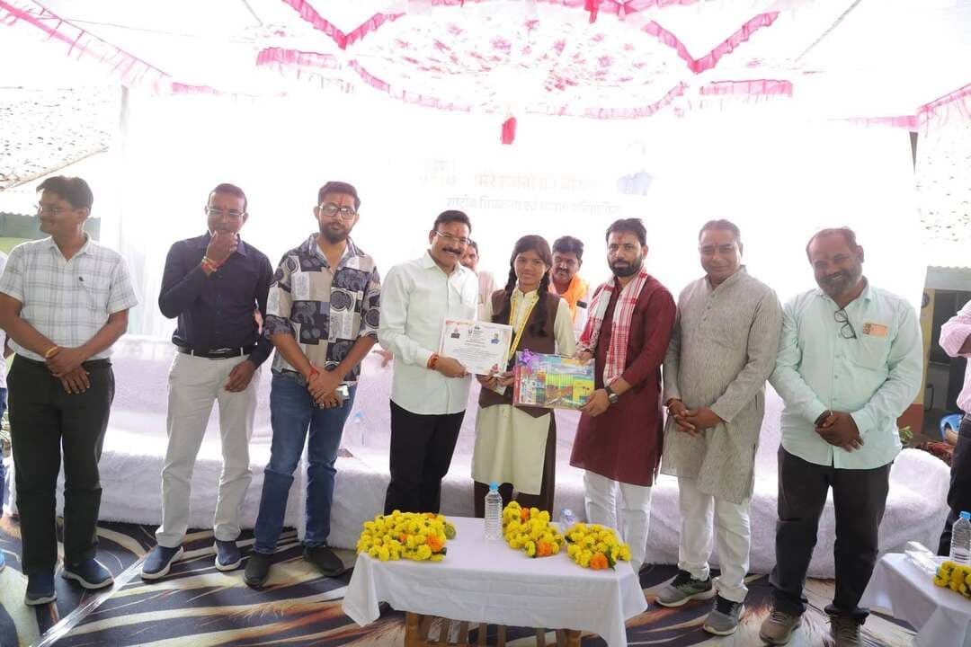 #सेवा_संकल्प_अभियान 2026: बड़वानी में जिलास्तरीय चित्रकला एवं भाषण प्रतियोगिता संपन्न, छात्रों ने 'विकसित भारत 2047' पर रखे विचार
बड़वानी 26 सितम्बर 2026/ सेवा संकल्प अभियान 2026 के तहत जिलास्तरीय चित्रकला एवं भाषण प्रतियोगिता का आयोजन शनिवार को शासकीय कन्या उच्चतर माध्यमिक विद्यालय, बड़वानी में संपन्न हुआ। इस प्रतियोगिता में विद्यालय स्तर, संकुल स्तर और विकासखंड स्तर पर प्रथम स्थान प्राप्त कर चयनित हुए मेधावी विद्यार्थियों ने जिलास्तरीय कार्यक्रम में अपनी प्रतिभा का प्रदर्शन किया।
कार्यक्रम के मुख्य अतिथि लोकसभा सांसद डॉ. गजेंद्र सिंह पटेल ने छात्रों एवं जनसमुदाय को संबोधित किया। 'विकसित भारत 2047' के लक्ष्य पर बात करते हुए उन्होंने छात्रों से कहा कि केवल पास होने वाले अंकों से काम नहीं चलेगा, बल्कि शत-प्रतिशत अंक लाने होंगे, तभी विकसित भारत का सपना साकार हो पाएगा। इस अवसर पर गणमान्य श्री अजय यादव ने छात्रों को प्रेरित करते हुए कहा कि जिस प्रकार अर्जुन ने अपनी एकाग्रता से लक्ष्य साधा था, उसी प्रकार आप सभी को 'विजन 2047' को ध्यान में रखते हुए अपने लक्ष्य को साधना है, भले ही रास्ते में भटकाव पैदा करने वाले लोग राह रोकते रहें।
◼️'25 करोड़ बच्चों के सपनों का भारत' विषय पर भाषण प्रतियोगिता के परिणाम:
1.प्राथमिक स्तर: पंकेश डावर (प्रथम), करण अहिरे (द्वितीय), मिहिका हार्डिया (तृतीय)
2.माध्यमिक स्तर: रयिर्थ शिंदे (प्रथम), अनिकेत सोनी व पावनी पवार (संयुक्त द्वितीय), कामक्षी सस्ते (तृतीय)
3.हाई स्कूल स्तर: पायल तावड़े (प्रथम), सृष्टि राठौड़ (द्वितीय), तनुश्री रेवडिया (तृतीय)
4.हायर सेकेंडरी स्तर: पायल मंडलोई (प्रथम), अक्षरा अलावे (द्वितीय), रोशनी सोलंकी (तृतीय)
◼️जिलास्तरीय चित्रकला प्रतियोगिता के परिणाम:
1.प्राथमिक स्तर: अंकेश गुजरिया (प्रथम), निशा जैन (द्वितीय), राधिका परमार (तृतीय)
2.माध्यमिक स्तर: श्रद्धा उपाध्याय (प्रथम), मंजुला डावर (द्वितीय), मानवी व ऋषभ कुमावत (संयुक्त तृतीय)
3.हाई स्कूल स्तर: हिमांशी मुजाल्दे (प्रथम), तेजस्वी परिहार (द्वितीय), आलिया पिंजारिया (तृतीय)
4.हायर सेकेंडरी स्तर: रिया पांचाल (प्रथम), गायत्री कोली (द्वितीय), हंसा सेप्टा (तृतीय)
संपूर्ण कार्यक्रम की रूपरेखा प्रस्तुत करते हुए जिला शिक्षा अधिकारी सुश्री ज्योति पटेल ने स्वागत भाषण दिया। कार्यक्रम के नोडल अधिकारी श्री अनिल मिश्र ने आए हुए अतिथियों का आभार व्यक्त किया।
इस अवसर पर श्री भागीरथ कुशवाह, श्री शिवम मिश्रा, श्री हेमंत अग्रवाल सहित अनेक जनप्रतिनिधि, विभिन्न विद्यालयों के सैकड़ों शिक्षक,अभिभावक, बड़ी संख्या में छात्र-छात्राएं और गणमान्य नागरिक उपस्थित रहे। कार्यक्रम का संचालन डॉ. रामसहाय यादव द्वारा किया गया। कार्यक्रम को मूर्तरूप देने में उत्कृष्ट विद्यालय के वरिष्ठ शिक्षक श्री मोतीलाल सोलंकी, प्रकाश गोयल, निर्भयसिंह जामोद, परिधि परिहार, सेवंती डावर तथा कन्या उ.मा.वि. बड़वानी के शिक्षक संजय यादव, रेखा सोनी, हेमलता तिवारी, मनीष तिवारी, श्याम कुमावत, कीर्ति मिश्रा एवं प्राचार्य मुस्तकीम खान, संतोष मिश्रा, मुकेश पंवार, राजेश मालवीय, बीआरसी सुनीता रावत तथा एडीपीसी मनोज भावसार की सराहनीय भूमिका रही।
