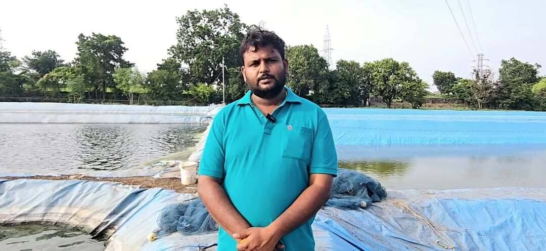 *#कहानी_बदलाव_की*
*प्रधानमंत्री मत्स्य संपदा योजनाः बायोफ्लॉक पॉन्ड तकनीक से बढ़ रही ग्रामीण आय*
.......
*बड़वानी के युवा उद्यमी अर्पित साहू ने कम लागत में आधुनिक बायोफ्लॉक प्रणाली अपनाकर गढ़ी तरक्की की नई इबारत*
बड़वानी 26 सितंबर 2026/आधुनिक दौर में कृषि और उससे जुड़े सम्बद्ध व्यवसायों का स्वरूप तेजी से बदल रहा है। पारंपरिक खेती और पशुपालन के साथ-साथ अब ग्रामीण युवा वैज्ञानिक पद्धतियों और उन्नत तकनीकों का उपयोग कर अपनी आमदनी को कई गुना बढ़ा रहे हैं। केंद्र सरकार की महत्वाकांक्षी 'प्रधानमंत्री मत्स्य संपदा योजना' इस बदलाव में एक मजबूत उत्प्रेरक साबित हो रही है। इसी योजना के संबल और अपने दृढ़ संकल्प के बल पर मध्य प्रदेश के बड़वानी जिले के राजपुर विकासखंड अंतर्गत जुलवानिया के युवा उद्यमी श्री अर्पित साहू ने मत्स्य पालन के क्षेत्र में सफलता का एक उदाहरण प्रस्तुत किया है।
*पारंपरिक सोच से हटकर बायोफ्लॉक तकनीक की ओर कदम*
बड़वानी जैसे कृषि-प्रधान जिले में जहां अधिकांश किसान पारंपरिक फसलों तक सीमित रहते हैं, वहीं अर्पित साहू ने कुछ अलग करने की ठानी। मत्स्य पालन विभाग, बड़वानी के मार्गदर्शन और प्रोत्साहन से उन्होंने जल कृषि ( एक्वाकल्चर) के क्षेत्र में कदम रखा। उन्होंने अपनी संस्था 'शोभा एक्वाकल्चर जुलवानिया' के माध्यम से आधुनिक बायोफ्लॉक पॉन्ड (Biofloc Pond) तकनीक आधारित मछली पालन इकाई की स्थापना की है। यह न केवल उनके व्यक्तिगत विकास की कहानी है, बल्कि क्षेत्र के अन्य युवाओं के लिए भी प्रेरणा का स्त्रोत है जो यह साबित करता है कि लगन और सही शासकीय योजनाओं के तालमेल से ग्रामीण क्षेत्रों में भी बड़े उद्यम सफलतापूर्वक चलाए जा सकते हैं।
*बायोफ्लॉक पॉन्ड (Biofloc Pond) तकनीक की खासियत*
श्री साहू ने अपनी इकाई में जिस आधुनिक तकनीक को अपनाया है, उसे बायोफ्लॉक सिस्टम कहा जाता है। यह प्रणाली कम जगह और सीमित पानी में उच्च घनत्व वाले मत्स्य पालन के लिए बेहद उन्नत मानी जाती है। इसमें सूक्ष्म जीवों (फ्लॉक) के जरिए पानी के भीतर जैविक कचरे को प्रोटीनयुक्त आहार में बदला जाता है। इस तकनीक के प्रमुख लाभ निम्नलिखित हैं:
1.कम भूमि और जल की आवश्यकताः पारंपरिक तालाबों की तुलना में इसमें बहुत कम जगह और पानी की खपत होती है।
2.फीड लागत में कमीः बायोफ्लॉक तकनीक से मछलियों को प्राकृतिक और जैविक पूरक आहार मिलता है, जिससे कृत्रिम दाने का खर्च घट जाता है।
3.बेहतर जल प्रबंधनः नियंत्रित पर्यावरण के कारण मछलियों का विकास तेजी से होता है और बीमारियों का खतरा कम होता है।
**आर्थिक संरचना,वित्तीय सहायता एवं उत्पादन क्षमता*
इस बायोफ्लॉक पॉन्ड प्रोजेक्ट की कुल लागत 14 लाख रुपये है। प्रधानमंत्री मत्स्य संपदा योजना के तहत मत्स्य पालन विभाग के माध्यम से श्री साहू को इस इकाई पर 60 प्रतिशत अनुदान यानी कुल 8,40,000 रुपये की आर्थिक सहायता प्राप्त हुई है।
जिससे उन्होंने 6 बायोफ्लॉक पॉन्ड स्थापित किए। एक बायोफ्लॉक पॉन्ड का आकार 12000 वर्ग फीट का होता है। जिसमें प्रति पॉन्ड (तालाब) लगभग दस हजार मछलियों का उत्पादन होता है। उत्पादित मछलियों की स्थानीय बाजार इसके साथ साथ आसपास के जिलों में उच्च मांग के कारण बिक्री सुगमता से हो जाती है। इसके विक्रय से अर्पित साहू को सालाना लगभग 10 लाख रुपये की शुद्ध आय प्राप्त हो रही है।
बड़वानी जिले में मत्स्य पालन के क्षेत्र में यह सफलता इस बात का प्रमाण है कि यदि सही दिशा में, आधुनिक बायोफ्लॉक जैसी तकनीकों का उपयोग करते हुए शासकीय योजनाओं का लाभ उठाया जाए, तो युवा नौकरी तलाशने वाले नहीं बल्कि नौकरी देने वाले बन सकते हैं। श्री अर्पित साहू की यह कहानी न केवल अन्य कृषकों और युवाओं को भी नए आयाम छूने के लिए प्रेरित कर रही है बल्कि ग्रामीण भारत की बदलती तस्वीर और आर्थिक स्वावलंबन का एक बेहतरीन उदाहरण प्रस्तुत करती हैं।
#JansamparkMP
#Badwani