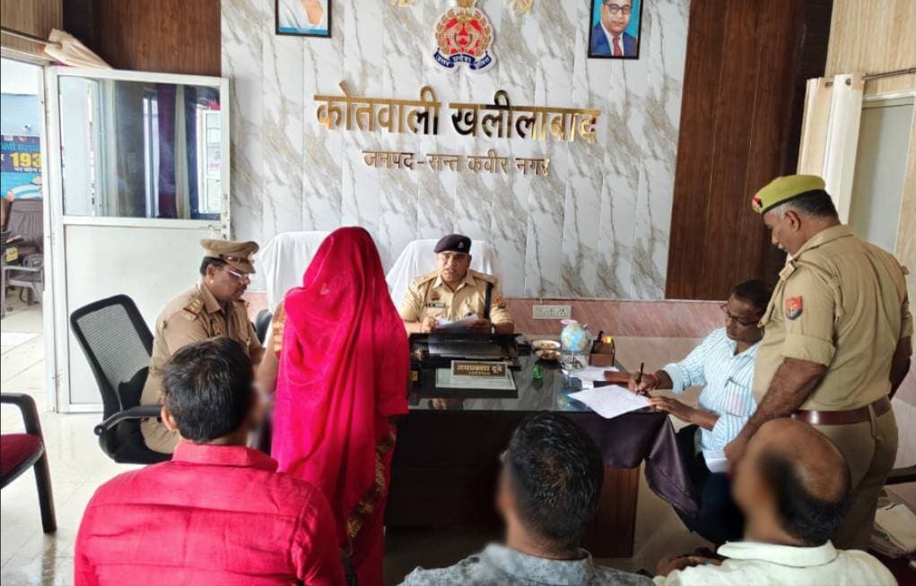 थाना समाधान दिवस में एएसपी ने सुनी फरियादियों की समस्याएं, त्वरित निस्तारण के दिए निर्देश
संतकबीरनगर। थाना कोतवाली खलीलाबाद परिसर में शनिवार को आयोजित थाना समाधान दिवस में अपर पुलिस अधीक्षक संतकबीरनगर सुशील कुमार सिंह ने फरियादियों की समस्याएं गंभीरता से सुनीं। उन्होंने संबंधित अधिकारियों एवं कर्मचारियों को शिकायतों का गुणवत्तापूर्ण, निष्पक्ष एवं समयबद्ध निस्तारण सुनिश्चित करने के निर्देश दिए।पुलिस अधीक्षक संतकबीरनगर संदीप कुमार मीना के निर्देशन में आयोजित समाधान दिवस के दौरान एएसपी ने कहा कि फरियादियों की शिकायतों को गंभीरता से लिया जाए और आवश्यकता के अनुसार मौके पर जाकर स्थलीय निरीक्षण करते हुए समस्या का निस्तारण कराया जाए।
उन्होंने पुलिसकर्मियों को निर्देशित किया कि थाना समाधान दिवस में प्राप्त शिकायती प्रार्थना पत्रों का जल्द से जल्द गुणवत्तापूर्ण निस्तारण सुनिश्चित किया जाए। वहीं, जिन मामलों में उच्चाधिकारी स्तर से कार्रवाई अपेक्षित है, उनमें आवश्यक रिपोर्ट तैयार कर संबंधित अधिकारी को समय से प्रेषित किया जाए, ताकि शिकायतों का उचित एवं समयबद्ध समाधान हो सके।एएसपी ने अधिकारियों को शिकायतों के निस्तारण में किसी भी प्रकार की लापरवाही न बरतने के निर्देश दिए। इस दौरान प्रभारी निरीक्षक कोतवाली खलीलाबाद जय प्रकाश दुबे सहित अन्य अधिकारी एवं कर्मचारी मौजूद रहे।#procallskn #पुलिस #SantKabirNagarNews #uppollice