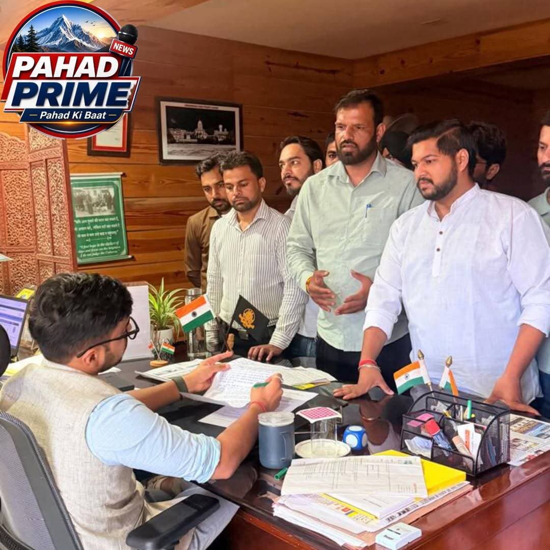 28 सितंबर के जनप्रतिनिधि सम्मान समारोह को लेकर भाजयुमो ने कसी कमर…
जयराम ठाकुर के स्वागत में बातापुल चौक से निकलेगी भव्य बाइक रैली, शहर को झंडों से सजाएगा युवा मोर्चा
पांवटा साहिब। भारतीय जनता युवा मोर्चा विधानसभा पांवटा साहिब की एक महत्वपूर्ण बैठक युवा मोर्चा मंडल अध्यक्ष संयम गुप्ता की अध्यक्षता में आयोजित की गई। बैठक में भाजयुमो प्रदेश कार्यसमिति सदस्य चरणजीत सिंह चौधरी, नितिन शर्मा तथा भाजपा मंडल महामंत्री तरनजीत सिंह गिल विशेष रूप से उपस्थित रहे।
बैठक में आगामी 28 सितंबर 2026, सोमवार को प्रातः 11:00 बजे रामलीला मैदान पांवटा साहिब में आयोजित होने वाले जनप्रतिनिधि सम्मान समारोह एवं कार्यकर्ता सम्मेलन की तैयारियों को लेकर विस्तृत चर्चा की गई तथा युवा मोर्चा के पदाधिकारियों एवं कार्यकर्ताओं को विभिन्न जिम्मेदारियां सौंपी गईं। कार्यक्रम में पूर्व मुख्यमंत्री एवं नेता प्रतिपक्ष जयराम ठाकुर, भाजपा प्रदेश अध्यक्ष डॉ. राजीव बिंदल, सांसद सुरेश कश्यप, विधायक सुखराम चौधरी, विधायक रीना कश्यप, पूर्व विधायक बलदेव तोमर एवं भाजपा जिलाध्यक्ष धीरज गुप्ता सहित वरिष्ठ नेता एवं जनप्रतिनिधि उपस्थित रहेंगे। (Amar Ujala Store)
बातापुल से रामलीला मैदान तक निकलेगी युवा शक्ति की बाइक रैली
बैठक में निर्णय लिया गया कि भाजयुमो द्वारा नेता प्रतिपक्ष जयराम ठाकुर का बातापुल चौक पर सैकड़ों युवाओं के साथ भव्य स्वागत किया जाएगा। इसके पश्चात बातापुल चौक से बाइक रैली एवं रोड शो का आयोजन किया जाएगा।
बाइक रैली बातापुल चौक से SAS चौक भूपपुर, बद्रीपुर चौक, Y-Point चौक, मुख्य बाजार होते हुए रामलीला मैदान तक पहुंचेगी। युवा मोर्चा कार्यकर्ताओं ने इस कार्यक्रम को लेकर व्यापक तैयारियां शुरू कर दी हैं।
इसके साथ ही युवा मोर्चा द्वारा रामलीला मैदान स्थित कार्यक्रम स्थल सहित मुख्य बाजार एवं शहर के प्रमुख चौकों को पार्टी के झंडों से सजाया जाएगा, ताकि कार्यक्रम को भव्य स्वरूप दिया जा सके।
रोजगार के मुद्दे पर प्रदेश सरकार के खिलाफ प्रदर्शन का निर्णय
बैठक में युवाओं से जुड़े रोजगार के मुद्दे को प्रमुखता से उठाने का भी निर्णय लिया गया। युवा मोर्चा पदाधिकारियों ने कहा कि प्रदेश सरकार द्वारा युवाओं को रोजगार देने के किए गए वादों को लेकर युवा वर्ग में रोष है, जिसके विरोध में युवा मोर्चा आगामी कार्यक्रम के दौरान जोरदार प्रदर्शन करेगा।
खस्ताहाल सड़कों को लेकर एसडीएम को सौंपा ज्ञापन
बैठक के उपरांत युवा मोर्चा के पदाधिकारियों ने एसडीएम पांवटा साहिब को क्षेत्र की खस्ताहाल सड़कों की स्थिति को लेकर ज्ञापन सौंपा। युवा मोर्चा ने प्रशासन से सड़कों की शीघ्र मरम्मत करवाने की मांग की।
युवा मोर्चा पदाधिकारियों ने कहा कि इससे पूर्व भी सड़कों की खराब स्थिति को लेकर प्रशासन के समक्ष मामला उठाया गया था और उन्हें बरसात समाप्त होने के बाद सड़कों को दुरुस्त करने का आश्वासन दिया गया था। अब बरसात का दौर समाप्त होने के बाद सड़कों की मरम्मत का कार्य शीघ्र शुरू किया जाना चाहिए, ताकि आम जनता और वाहन चालकों को राहत मिल सके।
बैठक में ये पदाधिकारी रहे उपस्थित
बैठक में भाजयुमो महामंत्री हितेंद्र कुमार, दीपांशु राणा, पवन पटियाल, अविनाश झाबा, सुनील चौधरी, हर्ष चौधरी, हेमराज चौधरी, रजत कुमार, देव कुमार, रोहित कुमार, सोमनाथ सिंह, गुलशन ग्रोवर, अमन खापड़ा, साहिल धवन सहित युवा मोर्चा के अन्य पदाधिकारी एवं कार्यकर्ता उपस्थित रहे।
बैठक में युवा मोर्चा पदाधिकारियों ने 28 सितंबर के जनप्रतिनिधि सम्मान समारोह एवं कार्यकर्ता सम्मेलन को सफल बनाने के लिए एकजुट होकर कार्य करने तथा अधिक से अधिक युवाओं की भागीदारी सुनिश्चित करने का संकल्प लिया।