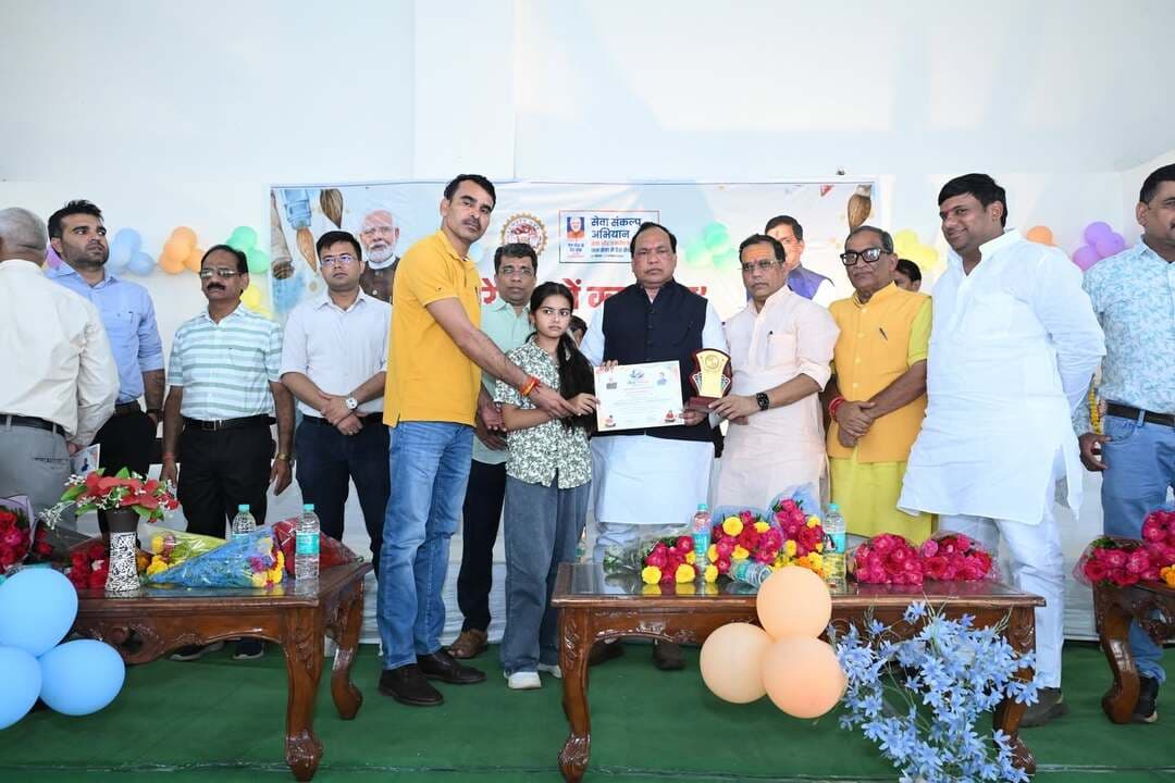 शासकीय सांदीपनि उच्चतर माध्यमिक विद्यालय, शिवपुरी में 'सेवा संकल्प अभियान' के तहत 'मेरे सपनों का भारत' विषय पर राष्ट्रीय चित्रकला एवं भाषण प्रतियोगिता प्रमाण पत्र वितरण कार्यक्रम का भव्य आयोजन किया गया।
इस अवसर पर आयोजित गरिमामयी प्रमाण-पत्र वितरण समारोह में जनप्रतिनिधियों एवं प्रशासनिक अधिकारियों द्वारा चित्रकला प्रतियोगिता के सभी विजेता छात्र-छात्राओं को प्रमाण-पत्र तथा स्मृति चिन्ह प्रदान कर सम्मानित किया गया। अपनी अद्भुत कला से सुंदर तस्वीर उकेरने वाले जूनियर वर्ग में नैन्सी कुशवाहा - प्रथम स्थान, माध्यमिक विद्यालय फतेहपुर कक्षा 8, गगन अग्रवाल - द्वितीय स्थान, वैभव पब्लिक स्कूल कक्षा 7 एवं शैली रावत - तृतीय स्थान, माध्यमिक विद्यालय ख्यावदाकला कक्षा 7 तथा सीनियर वर्ग में हार्दिक शर्मा - प्रथम स्थान, सांदीपनि विद्यालय शिवपुरी कक्षा 10, अनुष्का राजपूत - द्वितीय स्थान, सांदीपनि विद्यालय खनियाधाना कक्षा 9 एवं वैष्णवी चौहान - तृतीय स्थान, सनराइज चिल्ड्रन हाईस्कूल कक्षा 11 ने हासिल किया। इसके अतिरिक्त अन्य भाषण एवं चित्रकला प्रतियोगिता के सभी विजेता व प्रतिभागी छात्र-छात्राओं को प्रमाण-पत्र एवं स्मृति चिन्ह प्रदान कर सम्मानित किया गया।
#सेवा_संकल्प_अभियान #SevaSankalpAbhiyan
#shivpuri