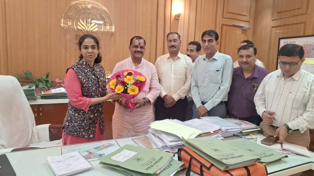 #बरेली को #स्मार्ट #सिटी बनाने के लिए व्यापारियों ने बीडीए को दिए आठ सुझाव
पुराने बाजारों में पार्किंग की बाध्यता खत्म करने, औद्योगिक पार्क जल्द विकसित करने और रामायण वाटिका व साइंस पार्क का काम तेज कराने की मांग
बरेली। बरेली को स्मार्ट सिटी की परिकल्पना के अनुरूप विकसित करने के लिए व्यापारियों ने बरेली विकास प्राधिकरण (बीडीए) के उपाध्यक्ष को ज्ञापन देकर शहर के विकास से जुड़े विभिन्न मुद्दे उठाए। व्यापारियों ने कहा कि बरेली को स्मार्ट सिटी घोषित हुए करीब आठ वर्ष हो चुके हैं। शहर में विकास के कई महत्वपूर्ण कार्य हुए हैं, लेकिन अभी भी कई ऐसे काम हैं, जिन्हें पूरा किए बिना स्मार्ट सिटी की परिकल्पना पूरी नहीं हो सकती।
व्यापारियों ने सुझाव दिया कि शहर के बड़े शॉपिंग मॉल और बाजारों के साथ स्ट्रीट वेंडर्स के लिए भी व्यवस्थित बाजार विकसित किए जाएं। उन्होंने कहा कि बाजार किसी भी शहर की अर्थव्यवस्था और विकास का महत्वपूर्ण हिस्सा हैं।
पुराने बाजारों में नक्शे की समस्या उठाई
व्यापारियों ने शहर के प्राचीन बाजारों को हेरिटेज बाजार के रूप में विकसित करने की मांग की। उनका कहना है कि इन बाजारों में दुकानों के नक्शे स्वीकृत करते समय पार्किंग की बाध्यता को लेकर व्यावहारिक दृष्टिकोण अपनाया जाए, क्योंकि इन बाजारों में लंबे समय से बाजार के बाहर पार्किंग की व्यवस्था होती रही है।
उन्होंने बीडीए द्वारा विकसित सड़कों के सौंदर्यीकरण के साथ वहां सूचना बोर्ड लगाने का सुझाव दिया, ताकि लोगों को जानकारी मिल सके कि संबंधित मार्ग का विकास बीडीए ने कराया है। व्यापारियों के नक्शों से जुड़ी समस्याओं के समाधान के लिए विशेष कैंप लगाकर प्राथमिकता के आधार पर निस्तारण की मांग भी की गई।
औद्योगिक पार्क जल्द विकसित करने की मांग
व्यापारियों ने बीडीए द्वारा पूर्व में प्रस्तावित औद्योगिक पार्क का काम शीघ्र शुरू कराने की मांग की। ज्ञापन में कहा गया कि पार्क के लिए प्री-बुकिंग कराने वाले लोगों को प्राथमिकता के आधार पर भूखंड आवंटित किए जाएं।
शाहजहांपुर रोड की झाड़ियों और लाइटिंग का मुद्दा
सेटेलाइट से इनवर्टिस विश्वविद्यालय तक शाहजहांपुर रोड का हवाला देते हुए व्यापारियों ने कहा कि मार्ग के डिवाइडर पर अनियंत्रित झाड़ियां खड़ी हो गई हैं। इससे सड़क की सुंदरता प्रभावित हो रही है। उन्होंने झाड़ियों की कटाई-छंटाई, मार्ग का सौंदर्यीकरण और स्ट्रीट लाइटों को नियमित रूप से जलाने की व्यवस्था कराने की मांग की।
इसके अलावा रामायण वाटिका का काम जल्द पूरा कर उसे शुरू कराने तथा साइंस पार्क के धीमे चल रहे कार्य में तेजी लाने की मांग की गई। व्यापारियों ने कहा कि रामायण वाटिका के शुरू होने में पहले ही काफी विलंब हो चुका है, जिससे लोगों का रुझान भी धीरे-धीरे कम हो रहा है।
प्रवेश द्वारों पर फसाड लाइट लगाने का सुझाव
व्यापारियों ने कहा कि बीडीए ने बरेली के प्रमुख प्रवेश द्वारों को आकर्षक ढंग से विकसित और सजाया है, लेकिन रात में पर्याप्त रोशनी न होने के कारण उनकी सुंदरता पूरी तरह नजर नहीं आती। प्रवेश द्वारों पर फसाड लाइट लगाकर रात के समय उन्हें रोशन करने का सुझाव दिया गया, ताकि बाहर से आने वाले लोगों को शहर में प्रवेश करते समय बरेली की भव्यता और सुंदरता दिखाई दे।
व्यापारियों ने उम्मीद जताई कि बीडीए उपाध्यक्ष के मार्गदर्शन में इन सुझावों पर कार्रवाई होगी और शहर विकास के नए आयाम स्थापित करेगा।
शिष्टमंडल में महानगर अध्यक्ष राजेंद्र गुप्ता, महानगर महामंत्री राजेश जसोरिया, महानगर कोषाध्यक्ष संजीव चान्दना, महानगर चेयरमैन दर्शन लाल भाटिया, वरिष्ठ उपाध्यक्ष दुर्गेश खटवानी, अवधेश अग्रवाल डब्बू, कैलाश मित्तल, गिरधारी देवनानी, मुकेश खटवानी आदि शामिल रहे।
Bareilly news Live