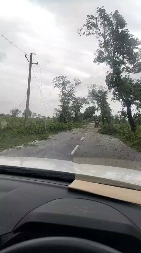 खमरिया-
ईसानगर से हसनपुर कटौली मार्ग पर कई पेड़ गिर गए हैं
पेड़ हटाने का कार्य चल रहा है
बहुत से विद्युत पोल भी टूट गए हैं
#highlightseveryone #paliakalankheri #लखीमपुर #नीमगाँव