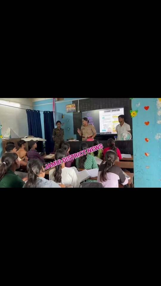 जमुई में ‘पुलिस दीदी’ की गश्त तेज, महिलाओं-बालिकाओं की सुरक्षा पर पैनी नजर
जमुई: महिलाओं एवं बालिकाओं की सुरक्षा को लेकर जमुई जिले में ‘पुलिस दीदी’ टीम द्वारा प्रमुख सार्वजनिक स्थलों, स्कूल-कॉलेज, बाजारों और भीड़भाड़ वाले इलाकों में नियमित एवं सघन गश्त की जा रही है।
टीम द्वारा महिलाओं एवं बालिकाओं को उनके कानूनी अधिकारों और आपातकालीन हेल्पलाइन नंबर 112 के बारे में जागरूक किया जा रहा है। वहीं, छेड़खानी, छींटाकशी, पीछा करने, अभद्र व्यवहार या किसी भी प्रकार के उत्पीड़न करने वाले असामाजिक तत्वों पर पुलिस की नजर है।
जमुई पुलिस ने स्पष्ट किया है कि ऐसे मामलों में संलिप्त लोगों के खिलाफ कठोर एवं विधि-सम्मत कार्रवाई की जाएगी।
#JamuiPolice #PoliceDidi #JamuiNews #WomenSafetyFirst #jamuidistrictnews