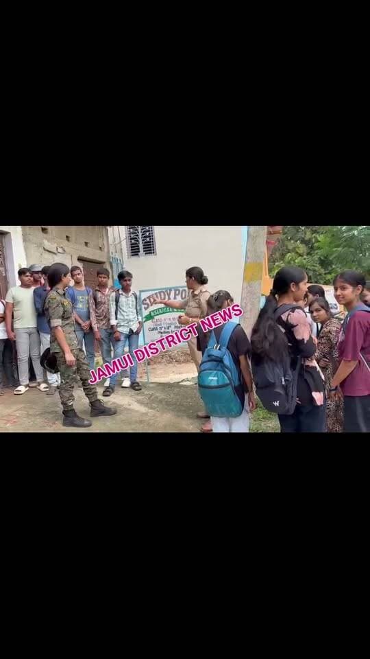 जमुई में ‘पुलिस दीदी’ की गश्त तेज, महिलाओं-बालिकाओं की सुरक्षा पर पैनी नजर
जमुई: महिलाओं एवं बालिकाओं की सुरक्षा को लेकर जमुई जिले में ‘पुलिस दीदी’ टीम द्वारा प्रमुख सार्वजनिक स्थलों, स्कूल-कॉलेज, बाजारों और भीड़भाड़ वाले इलाकों में नियमित एवं सघन गश्त की जा रही है।
टीम द्वारा महिलाओं एवं बालिकाओं को उनके कानूनी अधिकारों और आपातकालीन हेल्पलाइन नंबर 112 के बारे में जागरूक किया जा रहा है। वहीं, छेड़खानी, छींटाकशी, पीछा करने, अभद्र व्यवहार या किसी भी प्रकार के उत्पीड़न करने वाले असामाजिक तत्वों पर पुलिस की नजर है।
जमुई पुलिस ने स्पष्ट किया है कि ऐसे मामलों में संलिप्त लोगों के खिलाफ कठोर एवं विधि-सम्मत कार्रवाई की जाएगी।
#JamuiPolice #PoliceDidi #JamuiNews #WomenSafetyFirst #jamuidistrictnews