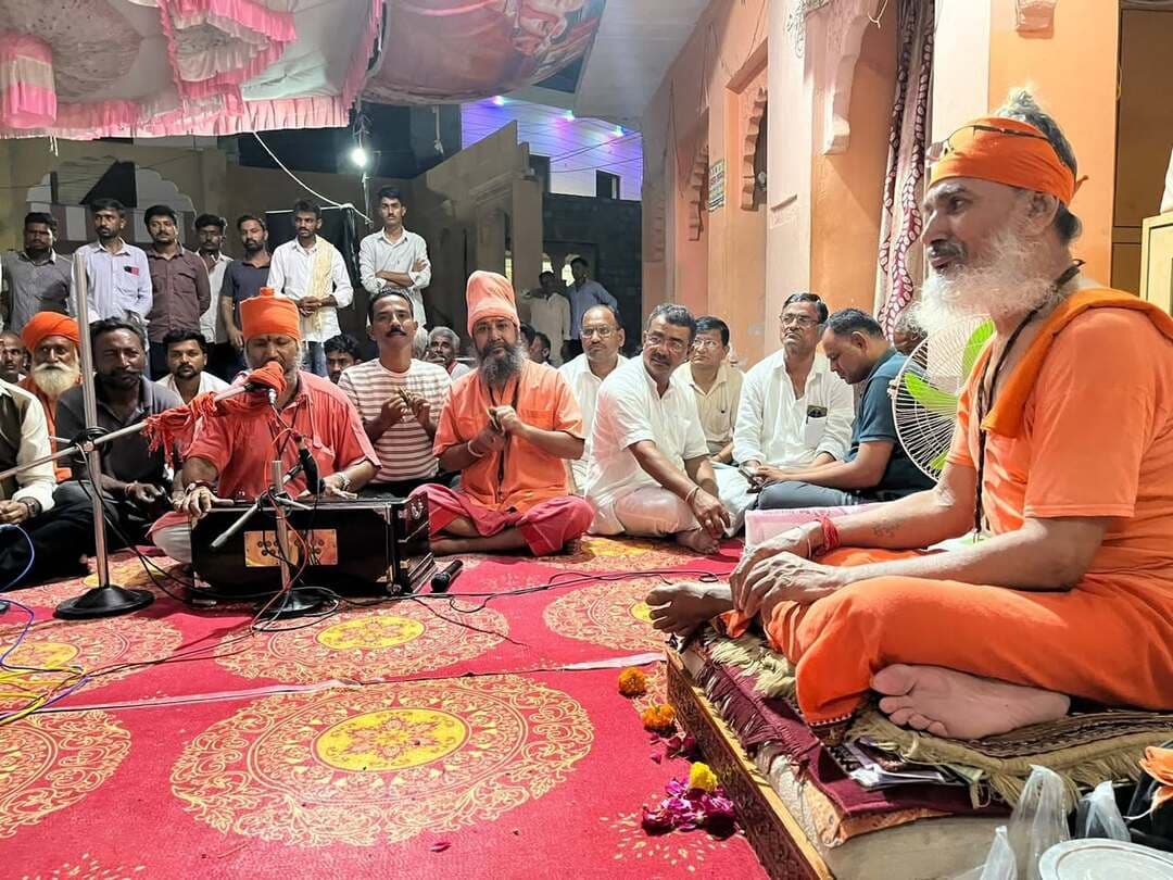 चंचल प्राग मठ रात्रि भजन संध्या, बाड़मेर, शहर में स्थित चंचल प्राग मठ में पूर्णिमा के शुभ अवसर पर शनिवार को रात्रि में भजन संध्या का आयोजन किया गया।