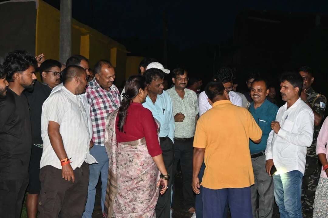 जमुआ। जमुआ चौक थाना रोड पर लगातार हो रहे जलजमाव की शिकायतों को गंभीरता से लेते हुए जमुआ विधायक डॉ. मंजू कुमारी शनिवार को स्वयं मौके पर पहुंचीं और स्थिति का जायजा लिया। जलजमाव के कारण आम लोगों को हो रही परेशानी को देखते हुए विधायक ने तत्काल जेसीबी मंगवाकर पानी की निकासी करवायी।
विधायक डॉ. मंजू कुमारी ने मौके से ही पथ निर्माण विभाग के कार्यपालक अभियंता से दूरभाष पर बातचीत की और जल्द से जल्द सड़क पर बने गड्ढे को भरने तथा आवश्यक कार्रवाई सुनिश्चित करने का निर्देश दिया।
विधायक ने बताया कि संबंधित सड़क का टेंडर पहले ही हो चुका है। ऐसे में आने वाले समय में सड़क निर्माण का स्थायी समाधान होने की प्रक्रिया आगे बढ़ेगी। उन्होंने कहा कि आम जनता को लंबे समय तक इस परेशानी का सामना नहीं करना पड़ेगा।
डॉ. मंजू कुमारी ने कहा कि जनता की समस्याओं का समाधान उनकी प्राथमिकता है और क्षेत्र की समस्याओं के समाधान के लिए वह लगातार प्रयासरत हैं।
#jamua #Giridih #waterlogging #giridih #giridihjharkhand #giridihjharkhand❤️❤️❤️