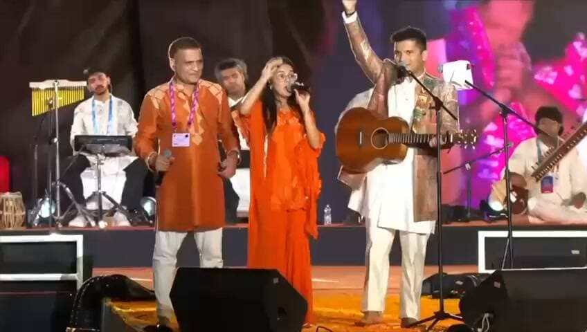 Vande Bharat news 24/प्रवीण कुमार :🇮🇳प्रधान मंत्री नरेंद्र मोदी के संग *राधे-राधे की गूंज से यूं गूंजा भजन क्लबिंग...
भक्ति, संस्कृति और आधुनिकता का यह संगम दिखा रहा है कि नए भारत का युवा अपनी जड़ों से जुड़कर आगे बढ़ रहा है।
परंपरा वही, अंदाज नया…