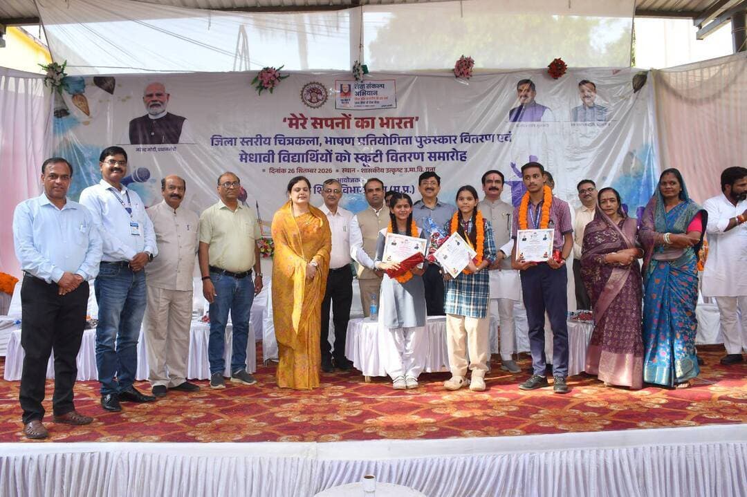 #सेवा_संकल्प_अभियान अंतर्गत ‘मेरे सपनों का भारत’ थीम पर जिला स्तरीय प्रतियोगिताओं में बच्चों ने दिखाई प्रतिभा
मेधावी विद्यार्थियों को मिली स्कूटी, चित्रकला-भाषण प्रतियोगिता के विजेता हुए सम्मानित
सेवा संकल्प अभियान अंतर्गत ‘मेरे सपनों का भारत’ थीम पर जिला स्तरीय चित्रकला एवं भाषण प्रतियोगिता का पुरस्कार वितरण तथा मेधावी विद्यार्थियों को स्कूटी वितरण समारोह उत्कृष्ट विद्यालय गुना में आयोजित किया गया। कार्यक्रम में अतिथियों ने विद्यार्थियों द्वारा लगाई गई विभिन्न प्रदर्शनियों का अवलोकन किया गया। उत्कृष्ट प्रदर्शन करने वाले विद्यार्थियों को सम्मानित किया गया, वहीं अच्छे परीक्षा परिणाम वाले मेधावी विद्यार्थियों को स्कूटी वितरित की गई।
शिक्षा के क्षेत्र में निरंतर आगे बढ़ रहा गुना
कलेक्टर श्री किशोर कुमार कन्याल ने कहा कि गुना जिला शिक्षा के क्षेत्र में निरंतर आगे बढ़ रहा है। इस वर्ष जिले के 2700 बच्चों को लैपटॉप मिल रहे हैं और अगले वर्ष 5000 बच्चों तक का लक्ष्य रखा गया है। उन्होंने कहा कि मध्यप्रदेश में सरकार विद्यार्थियों की शिक्षा और प्रोत्साहन पर विशेष ध्यान दे रही है। छात्रवृत्ति, साइकिल, गणवेश और भोजन जैसी सुविधाओं के साथ विभिन्न कार्यक्रमों के माध्यम से विद्यार्थियों को आगे बढ़ने के लिए प्रोत्साहित किया जा रहा है।
बच्चों की कल्पनाओं में दिखा विकसित भारत का सपना
कलेक्टर श्री कन्याल ने कहा कि इन प्रयासों का परिणाम है कि मध्यप्रदेश के बच्चे विभिन्न क्षेत्रों में बेहतर प्रदर्शन कर रहे हैं। ‘मेरे सपनों का भारत’ थीम पर आयोजित प्रतियोगिताओं में बच्चों की कल्पनाशीलता देखने को मिली। किसी विद्यार्थी ने बुलेट ट्रेन, किसी ने रोबोट तो किसी ने अंतरिक्ष से संबंधित चित्र बनाए। उन्होंने कहा कि बच्चों की कल्पनाएं अद्भुत हैं और इन्हें शिक्षा के साथ-साथ खेलकूद एवं अन्य गतिविधियों में भी आगे बढ़ने का अवसर मिलना चाहिए।
विकसित भारत के लक्ष्य में विद्यार्थियों की महत्वपूर्ण भूमिका
कलेक्टर श्री कन्याल ने कहा कि शिक्षा के क्षेत्र में आगे बढ़ने के साथ विकसित भारत की थीम को भी विद्यार्थियों के बीच बढ़ावा दिया जा रहा है। देश की आय और विकास को कई गुना बढ़ाने के लक्ष्य में आज के विद्यार्थियों की महत्वपूर्ण भूमिका है। जिले में शिक्षा सहित विभिन्न क्षेत्रों में ऐसे उदाहरण सामने आ रहे हैं, जो भविष्य के विकसित गुना की दिशा में किए जा रहे प्रयासों को दर्शाते हैं।
उत्कृष्ट प्रदर्शन करने वाले विद्यार्थी हुए सम्मानित
कार्यक्रम के समापन पर चित्रकला एवं भाषण प्रतियोगिता में उत्कृष्ट प्रदर्शन करने वाले विद्यार्थियों को पुरस्कार एवं प्रशस्ति पत्र प्रदान कर सम्मानित किया गया। साथ ही अच्छे परीक्षा परिणाम प्राप्त करने वाले मेधावी विद्यार्थियों को स्कूटी का वितरण किया गया। कार्यक्रम के दौरान विद्यार्थियों और उनके द्वारा तैयार की गई विभिन्न प्रदर्शनियों ने उपस्थित अतिथियों का ध्यान आकर्षित किया।
सेवा संकल्प अभियान के अंतर्गत आयोजित चित्रकला एवं भाषण प्रतियोगिताओं में जिले के विद्यार्थियों ने उत्साहपूर्वक सहभागिता की। विद्यालय स्तर पर कुल 13,387 छात्र-छात्राओं ने प्रतियोगिताओं में भाग लिया। जिले के 838 विद्यालयों से विद्यार्थी चयनित होकर संकुल स्तर पर पहुंचे। जिला स्तर पर जिले के 44 संकुलों से माध्यमिक स्तर के 132 तथा हाईस्कूल एवं हायर सेकेंडरी स्तर के 138 प्रतिभागियों ने सहभागिता की।
भाषण प्रतियोगिता के हाईस्कूल एवं हायर सेकेंडरी स्तर में रानी रजक ने प्रथम, आयुष कटियार ने द्वितीय एवं राधे लोधा ने तृतीय स्थान प्राप्त किया। माध्यमिक स्तर पर अर्चना मीना प्रथम, सौम्या जाटव द्वितीय एवं राधिका लोधा तृतीय स्थान पर रहीं।
चित्रकला प्रतियोगिता के हाईस्कूल एवं हायर सेकेंडरी स्तर में पूर्ति शर्मा ने प्रथम, रिषिका ओझा ने द्वितीय एवं दिव्यंशी धाकड़ ने तृतीय स्थान प्राप्त किया। माध्यमिक स्तर पर अनुष्का लोधा प्रथम, जायना खान द्वितीय एवं देवराज किरार तृतीय स्थान पर रहे। कु. अपेक्षा शर्मा को सांत्वना पुरस्कार प्रदान किया गया।
समारोह के दौरान अतिथियों द्वारा प्रतियोगिताओं के विजेता एवं प्रतिभागी छात्र-छात्राओं को प्रशस्ति पत्र एवं पुरस्कार प्रदान किए गए। साथ ही मेधावी विद्यार्थियों को प्रोत्साहित करने के उद्देश्य से स्कूटी का वितरण किया गया। अतिथियों ने विद्यार्थियों को शुभकामनाएं देते हुए उनके उज्ज्वल भविष्य की कामना की।
कार्यक्रम में जिला पंचायत अध्यक्ष श्री अरविन्द धाकड़, उपाध्यक्ष श्रीमती सारिका लुम्बा नगर पालिका अध्यक्ष श्रीमती सविता अरविन्द गुप्ता, जिलाध्यक्ष श्री धर्मेन्द्र सिंह सिकरवार सहित अन्य जनप्रतिनिधिगण एवं लोक शिक्षण संचालनालय मध्यप्रदेश के अपर संचालक श्री मनीष वर्मा, जे.पी. यूनिवर्सिटी के प्रोफेसर श्री अमित श्रीवास्तव, पार्षद श्रीमती अनीता अग्रवाल विद्यार्थी उपस्थित रहे।कार्यक्रम में जिला शिक्षा अधिकारी श्री समर सिंह राठौर, डीपीसी सुश्री प्रेरणा गुप्ता, विभिन्न विद्यालयों के प्राचार्य, विकासखंड शिक्षा अधिकारी एवं बीआरसीसी सहित शिक्षा विभाग के अधिकारी-कर्मचारी उपस्थित थे।
#Guna CM Madhya Pradesh Dr Mohan Yadav Jansampark Madhya Pradesh Gwalior Commissioner Department of School Education, Madhya Pradesh