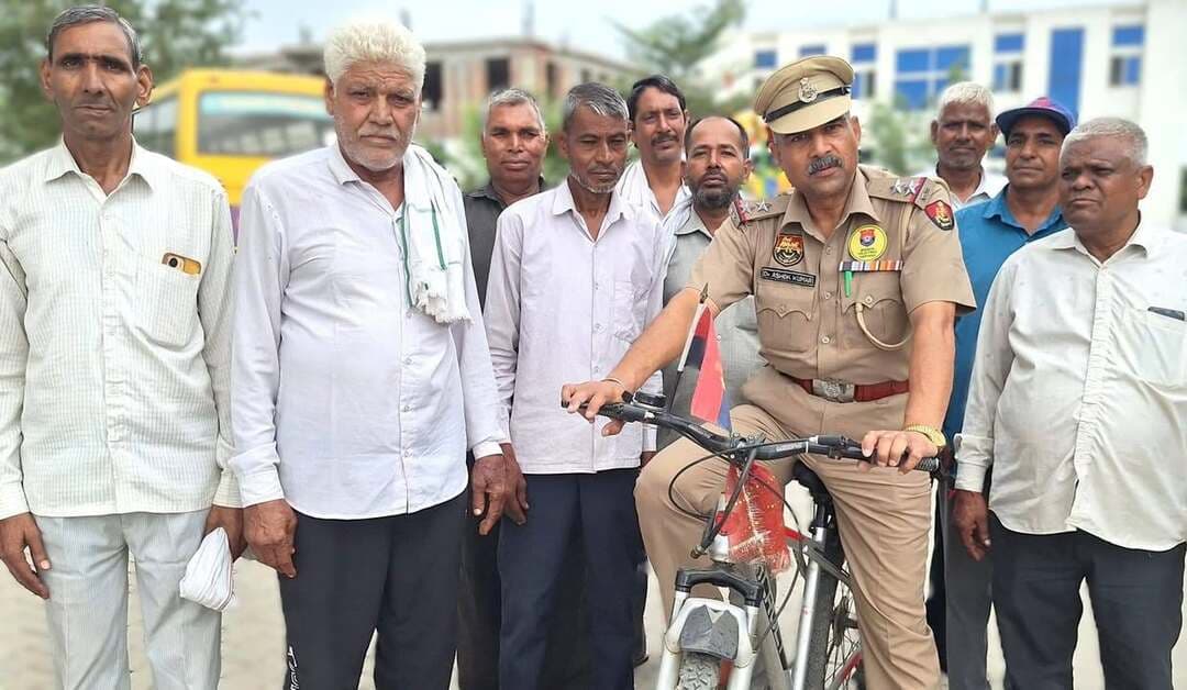 बड़ा वो नहीं, जो नशा बेचता है, बड़ा वो है जो नशा रोकता है; बड़ा वो नहीं, जो नशा खाता है, बड़ा वो है जो नशे से बचाता है- डॉक्टर अशोक
फरीदाबाद। हरियाणा राज्य नारकोटिक्स कण्ट्रोल ब्यूरो के अतिरिक्त पुलिस महानिदेशक संजय कुमार, भापुसे के दिशा-निर्देशन तथा उप पुलिस महानिरीक्षक सह संयुक्त पुलिस आयुक्त, फरीदाबाद राजेंद्र कुमार मीना, भापुसे के मार्गदर्शन में ब्यूरो के जागरूकता कार्यक्रम एवं पुनर्वास प्रभारी उप निरीक्षक डॉ. अशोक कुमार वर्मा ने फरीदाबाद से पलवल तक साइकिल यात्रा कर वापस लौटते हुए लगभग 52 किलोमीटर की दूरी तय की। यात्रा के अंतर्गत उन्होंने राहगीरों और वाहन चालकों से संवाद कर नशे से दूर रहने, यातायात नियमों का पालन करने और पर्यावरण संरक्षण का संदेश दिया। गलत दिशा में चल रहे लोगों को रोककर उन्होंने समझाया कि जीवन अमूल्य है और सड़क सुरक्षा नियम स्वयं के साथ-साथ दूसरों का जीवन बचाने के लिए हैं। उन्होंने लोगों से अपनी बाईं ओर चलने तथा गलत दिशा का प्रयोग न करने की अपील की।
साइकिल से व्यायाम भी, ड्यूटी भी और पर्यावरण संरक्षण भी
मार्ग में कई लोगों ने डॉ. वर्मा को रोककर साइकिल यात्रा की सराहना की और पूछा कि वे साइकिल से क्यों चलते हैं। डॉ. वर्मा ने बताया कि साइकिल उनके लिए व्यायाम, स्वास्थ्य लाभ, ड्यूटी के निर्वहन, पर्यावरण संरक्षण और जनजागरूकता—सभी का माध्यम है। साइकिल चलाने से स्वास्थ्य लाभ के साथ प्रदूषण कम करने में भी योगदान मिलता है और लोगों तक सीधे जागरूकता संदेश पहुंचता है।
पूरी नींद, क्रोध पर नियंत्रण और नशे से दूरी
डॉ. वर्मा ने लोगों को स्वस्थ जीवन के तीन मूलमंत्र बताए—पूरी नींद लें, क्रोध पर नियंत्रण रखें और नशे से दूर रहें। उन्होंने युवाओं से अपनी ऊर्जा शिक्षा, खेल, व्यायाम एवं सकारात्मक गतिविधियों में लगाने तथा स्वयं नशे से दूर रहने के साथ दूसरों को भी नशे से बचाने का आह्वान किया।
उन्होंने कहा—“बड़ा वो नहीं, जो नशा बेचता है, बड़ा वो है जो नशा रोकता है; बड़ा वो नहीं, जो नशा खाता है, बड़ा वो है जो नशे से बचाता है।”
उन्होंने लोगों से अपील की कि नशे की बिक्री या तस्करी की जानकारी MANAS हेल्पलाइन 1933 पर दें तथा नशामुक्ति के लिए उपलब्ध सहायता का लाभ उठाएं।
ब्यूरो का यह अभियान नशामुक्त, स्वस्थ, सुरक्षित एवं स्वच्छ हरियाणा के निर्माण के लिए जनभागीदारी बढ़ाने की दिशा में महत्वपूर्ण प्रयास रहा।
------------------
