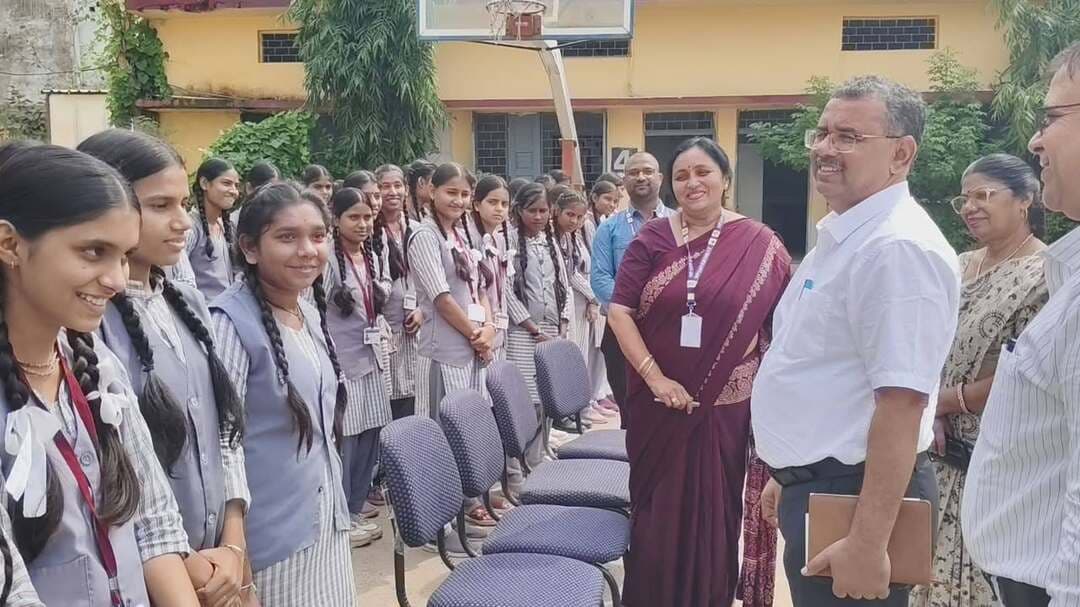 जन विश्वास अभियान के तहत उप सचिव गोपाल वर्मा ने पीएम श्री महारानी लक्ष्मीबाई कन्या विद्यालय का किया निरीक्षण
..
शैक्षणिक व्यवस्थाओं, छात्राओं की बेहतर उपस्थिति एवं नवाचारों की सराहना, वार्षिक पत्रिका का किया विमोचन
..
जन विश्वास अभियान के अंतर्गत स्कूल शिक्षा विभाग के उप सचिव श्री गोपाल वर्मा ने आज पीएम श्री महारानी लक्ष्मीबाई कन्या उच्चतर माध्यमिक विद्यालय, विदिशा का औचक निरीक्षण किया। निरीक्षण के दौरान उन्होंने विद्यालय की शैक्षणिक व्यवस्थाओं, अनुशासन, छात्राओं की उपस्थिति तथा विद्यालय में संचालित विभिन्न शैक्षणिक एवं सह-शैक्षणिक गतिविधियों का अवलोकन किया। विद्यालय की व्यवस्थाओं और सकारात्मक शैक्षणिक वातावरण से प्रभावित होकर श्री वर्मा ने विद्यालय द्वारा किए जा रहे नवाचारों की सराहना की।
उप सचिव श्री वर्मा ने निरीक्षण के दौरान विभिन्न कक्षाओं में पहुंचकर शिक्षण कार्य का जायजा लिया तथा छात्राओं से संवाद कर उनके शैक्षणिक स्तर एवं अध्ययन संबंधी जानकारी प्राप्त की। उन्होंने शिक्षकों से चर्चा कर विद्यालय में संचालित शैक्षणिक गतिविधियों, सह-शैक्षणिक कार्यक्रमों, छात्राओं की उपस्थिति तथा नामांकन की स्थिति की समीक्षा की। उन्होंने विद्यालय की व्यवस्थाओं को शासन द्वारा निर्धारित मापदंडों के अनुरूप पाया।
श्री वर्मा ने विद्यालय में छात्राओं की बेहतर उपस्थिति, नामांकन में हुई वृद्धि तथा छात्राओं के सर्वांगीण विकास के लिए किए जा रहे नवाचारों की प्रशंसा की। उन्होंने कहा कि शिक्षकों द्वारा शिक्षण कार्य के साथ-साथ सह-शैक्षणिक गतिविधियों के प्रति दिखाई जा रही प्रतिबद्धता सराहनीय है। विद्यालय में सकारात्मक एवं सीखने के अनुकूल वातावरण तैयार करने में शिक्षकों की भूमिका महत्वपूर्ण है।
निरीक्षण के दौरान उप सचिव श्री वर्मा ने छात्राओं के शैक्षणिक स्तर को और बेहतर बनाने के संबंध में शिक्षकों को आवश्यक सुझाव एवं महत्वपूर्ण टिप्स दिए। उन्होंने शिक्षण प्रक्रिया को छात्र-केंद्रित बनाने, विषय की बेहतर समझ विकसित करने तथा छात्राओं की प्रतिभा एवं रुचि के अनुरूप उन्हें आगे बढ़ाने पर विशेष जोर दिया। उन्होंने शिक्षकों से कहा कि नियमित मूल्यांकन एवं छात्राओं की व्यक्तिगत प्रगति पर ध्यान देकर शैक्षणिक उपलब्धियों में और सुधार किया जा सकता है।
इस अवसर पर उप सचिव श्री गोपाल वर्मा द्वारा विद्यालय की वार्षिक पत्रिका का गरिमामय विमोचन भी किया गया। उन्होंने विद्यालय की गतिविधियों, उपलब्धियों एवं छात्राओं की रचनात्मक प्रतिभाओं को मंच प्रदान करने वाली वार्षिक पत्रिका के प्रकाशन की सराहना की।
विद्यालय निरीक्षण के दौरान प्राचार्य डॉ. दीप्ति शुक्ला, विकासखंड शिक्षा अधिकारी श्रीमती अलका बागड़ी, एच.सी. सूर्यवंशी सहित विद्यालय का समस्त स्टाफ उपस्थित रहा। #vidisha #मुख्यमंत्री_जनविश्वास_अभियान