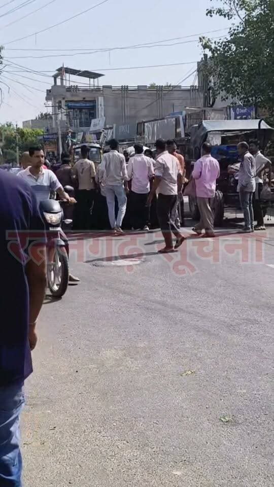 भरे बाजार में टैम्पो पलटा