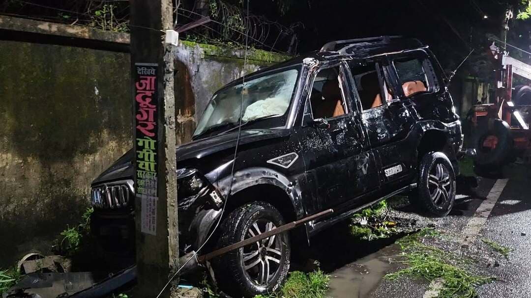 हजारीबाग में तेज रफ्तार स्कॉर्पियो का भीषण हादसा...
हजारीबाग के जुलू पार्क के पास अनियंत्रित स्कॉर्पियो पेड़, चापानल और बिजली पोल से टकराई। हादसे में चालक घायल हुआ, जबकि मौके से फरार होने की बात सामने आई है। गनीमत रही कि कोई राहगीर चपेट में नहीं आया। पुलिस मामले की जांच में जुटी है।
#Hazaribagh #HazaribaghNews #JharkhandNews #RoadAccident #AccidentNews #TrafficSafety #Jharkhand #NewsUpdate #ViralNews #BreakingNews #HazaribaghNow