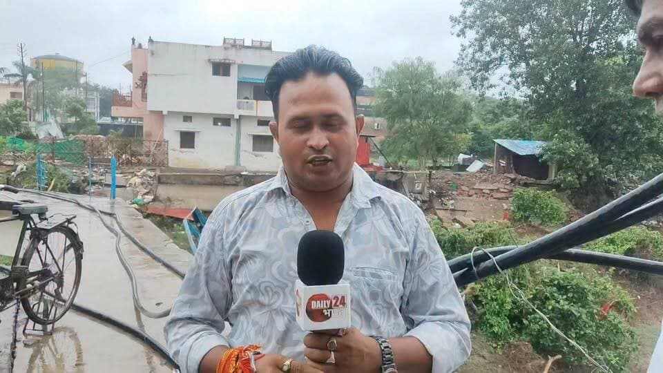 चित्रकूट में लगातार हो रही बारिश के बीच मंदाकिनी नदी का जलस्तर एक बार फिर तेजी से बढ़ रहा है। करीब 36 घंटे से लगातार हो रही बारिश को देखते हुए जल संस्थान विभाग भी अलर्ट मोड पर है।
शनिवार दोपहर करीब 12 बजे जल संस्थान के अधिशासी अभियंता फरहत हुसैन ने कर्वी स्थित इंटेकवेल का निरीक्षण किया और व्यवस्थाओं का जायजा लिया।
अधिशासी अभियंता ने बताया कि मंदाकिनी नदी में बाढ़ की स्थिति को देखते हुए विभाग ने पहले से ही तैयारियां पूरी कर ली हैं। इससे पहले आई भीषण बाढ़ में इंटेकवेल पूरी तरह जलमग्न हो गया था, जिससे पानी की मोटरों और विद्युत उपकरणों को नुकसान पहुंचा था।
फिलहाल इंटेकवेल के सभी उपकरण ठीक तरह से काम कर रहे हैं और नगर में पानी की सप्लाई लगातार जारी है। वहीं, अगर बाढ़ की स्थिति और गंभीर होती है और जलापूर्ति प्रभावित होती है, तो नगर में टैंकरों के माध्यम से पानी की सप्लाई की जाएगी।
अधिशासी अभियंता ने कहा कि किसी भी आपात स्थिति से निपटने के लिए जल संस्थान विभाग पूरी तरह मुस्तैद है। आप देख रहे हैं पूरी खबर न्यूज़ इलेवन इंडिया टीवी से संपादक दिनेश सिंह कुशवाहा की खास रिपोर्ट
अब सुनिए, मंदाकिनी के बढ़ते जलस्तर और इंटेकवेल की तैयारियों को लेकर अधिशासी अभियंता जल संस्थान फरहत हुसैन ने क्या कहा।