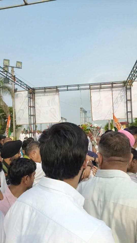 सफीदों में कांग्रेस कार्यकर्ताओं का जोश विक्की बूरा ने दीपेंद्र हुड्डा को बिठाया कंधे पर