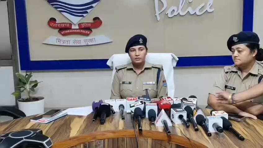 पिछले कुछ दिनों से सोशल मीडिया पर एक वीडियो बड़ी ही तेजी से वायरल हो रहा था जिसमें एक स्कूटी सवार महिला का अपहरण करने का प्रयास किया जा रहा था जिस पर सुषमा वर्मा द्वारा एक तहरीर थाना रायपुर में दी गई थी जिसमें बताया गया था कि उनको जबरदस्ती गाड़ी में बैठने का प्रयास किया गया जिस पर पुलिस ने अभियोग पंजीकरण किया और आज पुलिस ने इस मामले का खुलासा करते हुए एक महिला को गिरफ्तार किया है एसपी ग्रामीण जया बलूनी ने खुलासा करते हुए बताया कि सोशल मीडिया पर यह वीडियो वायरल हो रहा था और 112 पर भी सूचना प्राप्त हुई थी कि एक महिला का अपहरण करने का प्रयास किया गया है जिस मामले में आज पुलिस टीम द्वारा घटना में शामिल एक अभियुक्ता अनु उर्फ चाहत को सहस्त्रधारा रोड से गिरफ्तार किया गया जिसके पूछताछ के आधार पर चार लोगों का नाम प्रकाश में आया प्रियांशु दीपक सुशांत ओर आदित्य का नाम प्रकाश में आया जिनकी गिरफ्तारी के लिए लगातार दबिश दी जा रही है उन्होंने बताया कि पूरा मामला एक दूध की डेरी की खरीद फरोख्त का सामने आया है।
बाइट -जया बलूनी, एस पी ग्रामीण