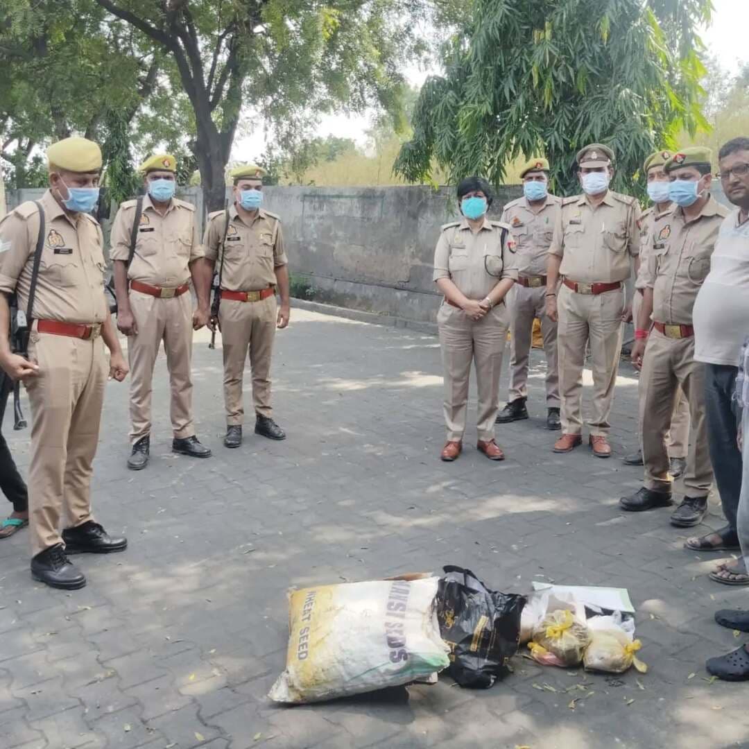#अलीगढ़ पुलिस का #सराहनीय कार्य
#ऑपरेशन दहन के तहत 17.621 किलो नशीले पदार्थों का विनष्टीकरण
अलीगढ़ पुलिस ने नशे के खिलाफ चलाए जा रहे “ऑपरेशन दहन” के तहत बड़ी कार्रवाई की है। जिला स्तरीय ड्रग डिस्पोजल कमेटी ने एनडीपीएस एक्ट के 70 अभियोगों से संबंधित करीब 41 लाख 55 हजार 400 रुपये कीमत के 17.621 किलोग्राम अवैध मादक पदार्थों के विनष्टीकरण की कार्रवाई की।
पुलिस महानिदेशक उत्तर प्रदेश के निर्देश पर चलाए जा रहे “ऑपरेशन दहन” के तहत अलीगढ़ में यह कार्रवाई की गई।
वरिष्ठ पुलिस अधीक्षक अलीगढ़ के निर्देशन में जिला स्तरीय ड्रग डिस्पोजल कमेटी ने एनडीपीएस एक्ट के कुल 70 अभियोगों से संबंधित मादक पदार्थों के विनष्टीकरण की प्रक्रिया कराई।
इनमें 5.150 किलोग्राम गांजा, 2.150 किलोग्राम चरस, 117 ग्राम स्मैक और 10.204 किलोग्राम डायजापाम, यानी कुल 17.621 किलोग्राम अवैध मादक पदार्थ शामिल हैं।
इन मादक पदार्थों की अनुमानित कीमत करीब 41 लाख 55 हजार 400 रुपये बताई गई है।
पुलिस के अनुसार, इन मादक पदार्थों का नियमानुसार विनष्टीकरण मथुरा के गोवर्धन रोड स्थित कृष्ण ऑरचिड फेस-2 की बायो-मेडिकल वेस्ट डिस्पोजल एजेंसी के इंसीनरेटर के माध्यम से कराया जाएगा।
अलीगढ़ पुलिस के मुताबिक, यह कार्रवाई अवैध मादक पदार्थों के कारोबार पर प्रभावी अंकुश लगाने और समाज को नशामुक्त बनाने की दिशा में महत्वपूर्ण कदम है।