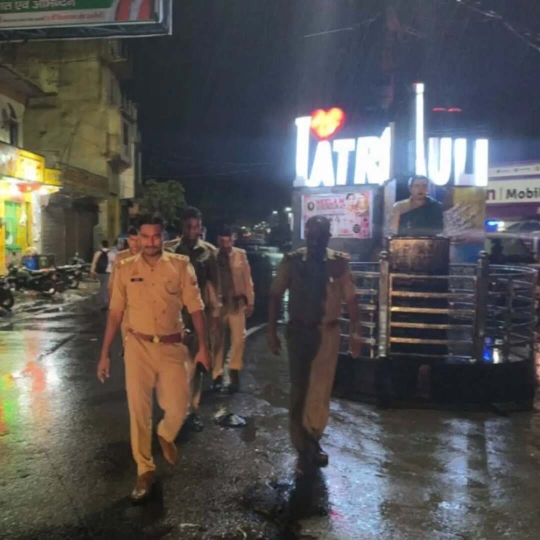 #अलीगढ़#पुलिस
*अपराध नियंत्रण, कानून एवं शांति व्यवस्था के दृष्टिगत थाना प्रभारियों द्वारा की गई पैदल गश्त*