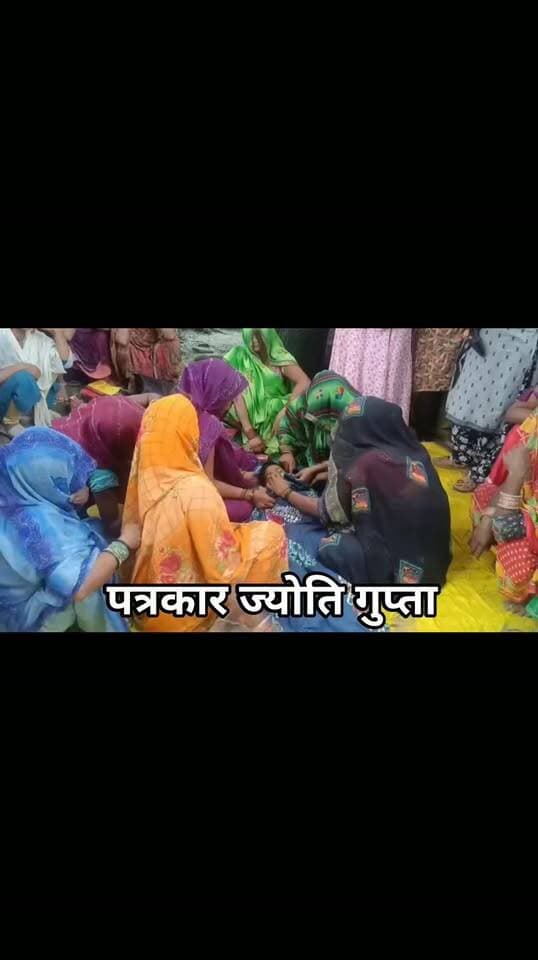 फतेहपुर जिले में लगातार हो रही बारिश के बाद अब लोगो के घर गिरना शुरू हो गए है। खागा में एक मकान गिरने से 8 वर्षीय बच्चे की मौत हो गई जबकि उसका बड़ा भाई मलबे में दबकर घायल हो गया। परिजनों का हाल बेहाल रहा, परिजनों के द्वारा लेखपाल पर पैसे लेकर आवास योजना का लाभ न दिए जाने का आरोप है। जानकारी के अनुसार खागा के गोपालपुर मोहल्ले में बीते 48 घंटे से लगातार बारिश के बार एक मकान अचानक आज सुबह ढह गया। मकान ढहने से मोहल्ले के लोग दौड़े जहां दोनों सगे भाइयों को बाहर निकाला गया लेकिन 8 वर्षीय अनंत सिंह की मौत हो गई जबकि 14 वर्षीय गुड्डू घायल हो गया जिसे नजदीकी हरदो अस्पताल में भर्ती कराया। इस घटना के बाद से परिजनों का हाल बेहाल है। परिजनों ने बताया कि चार माह पूर्व विधायक कृष्णा पासवान के आश्वासन के बाद लेखपाल सर्वे करने लेखपाल पर 15 हजार लेकर चार महीने से आवास योजना का लाभ दिए जाने का आश्वासन दिया लेकिन आवास योजना नहीं दिया गया। जिससे एक बच्चे ने जान देकर सरकारी सिस्टम की पोल खोलकर रख दिया। हालांकि जिम्मेदार अधिकारियों का कहना है कि मामले की जांच करवा कार्रवाई की जाएगी।