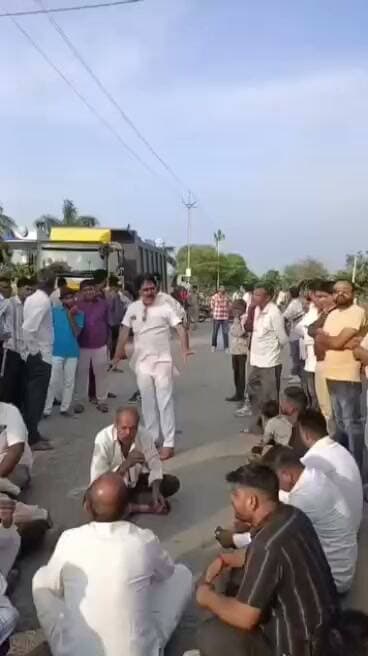 नारायणगढ़ थाना क्षेत्र के ढाबला फंटे के पास दर्दनाक सड़क हादसा लोडिंग डंपर वाहन ने बाइक सवार को जोरदार टक्कर मार दी, हादसे में बाइक सवार महिपाल सिंह बोराना की मौके पर ही मौत हो गई।
मृतक खाखरिया खेड़ी निवासी बताए जा रहे हैं और शासकीय माध्यमिक विद्यालय भूखी में शिक्षक के पद पर पदस्थ थे।
हादसे की खबर से समाजजनों में आक्रोश फैल गया। इसके बाद समाजजनों ने मंदसौर-संजीत मार्ग पर चक्काजाम कर दिया, जिससे मार्ग पर वाहनों की आवाजाही प्रभावित हुई।
फिलहाल पुलिस मौके पर पहुंचकर मामले की जांच में जुटी है।