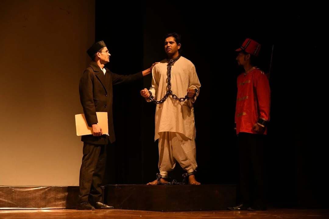 कला कीर्ति भवन में गूंजा वंदे मातरम, नाटक युग परिवर्तन देख नम हुईं सैकड़ों आँखें
-------
युग परिवर्तन ने जगाई देशभक्ति की अलख, कलाकारों के अभिनय से भावुक हुए दर्शक
--------
युग परिवर्तन नाटक ने दर्शकों में भरा देश प्रेम, कलाकारों ने बटोरी वाहवाही
----------
कुरुक्षेत्र 26 सितम्बर। (राष्ट्रीय कदम) ब्यूरो: हरियाणा कला परिषद और उत्तर क्षेत्र सांस्कृतिक केंद्र पटियाला के सहयोग से न्यू उत्थान थियेटर ग्रुप द्वारा स्थापना दिवस की 17वीं वर्षगांठ पर आयोजित उत्थान उत्सव 2026 के दूसरे दिन नाटक युग परिवर्तन का मंचन किया गया। इस नाटक का लेखन और निर्देशन रंगकर्मी विकास शर्मा द्वारा किया गया। इस मौके पर गुलजारी लाल नंदा स्मारक की निदेशक प्रो. शुचिस्मिता शर्मा, एनआईटी प्रोफेसर कर्ण शर्मा तथा पैनोरमा के प्रभारी सुरेश सोनी अतिथियों के रूप में उपस्थित रहे। कार्यक्रम से पूर्व न्यू उत्थान थियेटर ग्रुप के अध्यक्ष नीरज सेठी, सचिव शिवकुमार किरमच, सदस्य नरेश सागवाल तथा सुरेखा ने पौधे भेंट कर अतिथियों का स्वागत किया। इस मौके पर मंच का संचालन डॉ. मोहित गुप्ता ने अपनी साहित्यिक शैली में किया।
इतिहास वही रचते हैं जो शहीदों का सम्मान करते हैं। प्रो. शुचिस्मिता शर्मा
---------
कार्यक्रम का विधिवत शुभारंभ अतिथियों द्वारा दीप प्रज्वलित कर किया गया। दर्शकों को संबोधित करते हुए प्रो. शुचिस्मिता शर्मा ने कहा कि आजादी हमें खैरात में नहीं मिली है, बल्कि इसके पीछे हमारे पुरखों के खून और अनगिनत बलिदानों की लंबी दास्तान है। वंदे मातरम केवल एक गीत नहीं, बल्कि स्वाधीनता संग्राम की वह धुरी था जिसने ब्रिटिश साम्राज्य की जड़ों को हिलाकर रख दिया था। नाटक युग परिवर्तन के माध्यम से गौरवशाली इतिहास को मंच पर उतारकर नई पीढ़ी को एक महान सीख दी गई है, जो कि आज के समय की जरुरत है। वहीं सुरेश सोनी ने अपने वक्तव्य में कहा कि आज हम जिस आजाद हवा में सांस ले रहे हैं, वह वीर महापुरुषों के सर्वोच्च बलिदान और शहादत की बदौलत है। उनके इस कर्ज को देश कभी नहीं चुका सकता। जो कौम अपने शहीदों को भूल जाती है, उसका अस्तित्व मिट जाता है। इसलिए महापुरुषों के दिखाए मार्ग और उनके आदर्शों पर चलना ही उन्हें सच्ची श्रद्धांजलि होगी।
वंदे मातरम की ऐतिहासिक कहानी ने बांधा समां
---------
उत्तर क्षेत्र सांस्कृतिक केंद्र पटियाला द्वारा प्रायोजित और विकास शर्मा के निर्देशन में तैयार नाटक युग परिवर्तन की पटकथा वर्तमान और फ्लैशबैक के तालमेल पर आधारित रही। नाटक की शुरुआत वर्तमान काल से होती है, जहाँ 70 वर्षीय देशभक्त दादा अपनी पोती काव्या को वंदे मातरम गीत के पीछे छिपी शहादत की अनकही कहानी सुनाते हैं। इसके बाद रंगमंच सीधे फ्लैशबैक में तब्दील हो जाता है और दर्शक सन् 1770 के बंगाल के उस भयावह और विनाशकारी अकाल के गवाह बनते हैं, जहाँ लोग दाने-दाने को तरस रहे थे, लेकिन क्रूर अंग्रेज अधिकारी उनसे कोड़ों के दम पर जबरन लगान वसूल रहे थे। इस अत्याचार के खिलाफ जब आनंदमठ के संन्यासी योद्धा भवानंद और आम नागरिक तलवारें उठाकर अंग्रेजी सेना पर टूट पड़ते हैं, तो दर्शकों की करतल ध्वनि से पूरा हॉल गूँज उठा। नाटक का सबसे भावुक मोड़ यह था कि जब अंग्रेजी सरकार में डिप्टी मजिस्ट्रेट के ऊंचे पद पर तैनात बंकिम चंद्र चट्टोपाध्याय अपनी अंतरात्मा की आवाज पर इस अमर गीत वंदे मातरम को कागज़ पर उतारते हैं। नौकरी जाने और कालकोठरी की परवाह न करते हुए बंकिम बाबू और उनकी पत्नी राजलक्ष्मी के बीच के संवादों ने देशप्रेम की परिभाषा को नए सिरे से परिभाषित किया। इसके बाद, रंगमंच पर 19 साल के क्रांतिकारी खुदीराम बोस का दृश्य दिखाया गया, जो जेल की यातनाएं सहते हुए भी अंग्रेजों के आगे झुकने से इनकार कर देता है। जेलर का खुदीराम को क्रुरता से प्रताड़ित करना, दर्शकों को भावुक कर देता है। कलाकारों का अभिनय इतना सशक्त रहा कि सभागार में बैठे दर्शक अपने आंसूओं को नहीं रोक पाए। वहीं दूसरी ओर, लंदन की धरती पर जाकर अत्याचारी ब्रिटिश अफसर कर्जन वायली की छाती में गोलियाँ दागने वाले जाँबाज़ मदन लाल धींगड़ा और अदालत में उनका डटकर बचाव करने वाले वीर सावरकर के दमदार दृश्यों ने राष्ट्रभक्ति का ऐसा जोश पैदा किया कि रंगशाला वंदे मातरम के नारों से गूंज उठी।
नाटक में इनकी रही भूमिका
------
नाटक में दादा जी की भूमिका सागर शर्मा तथा पोती की भूमिका नव्या मेहता ने निभाई। वहीं बंकिम चंद्र, जेलर और जज की भूमिका में डा. राजीव कुमार, खुदीराम बोस और महेंद्र की भूमिका में हितेश जंगम, भवानंद और मदन लाल ढिंगड़ा चंचल शर्मा, राजलक्ष्मी और सीता की भूमिका अंजली धिमान, सावरकर और अंग्रेज अमरदीप जांगड़ा, वकील कपिल बत्रा, हरिराम गौरव दीपक जांगड़ा, माणिक आकाशदीप, अंग्रेज सूर्यांश चावला, लक्ष्य, सुमित, संन्यासी ध्रुवम, यश ने निभाई। प्रकाश व्यवस्था पवन भारद्वाज तथा रुप सज्जा यशु भारद्वाज की रही। नाटक में संगीत संचालन विकास शर्मा द्वारा किया गया। नाटक के अंत में सभी कलाकारों को सम्मानित किया गया।