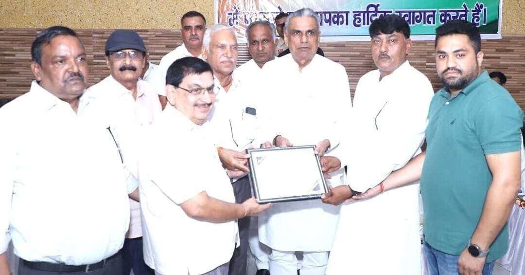 व्यापार मंडल अनाज मंडी द्वारा अभिनंदन एवं सम्मान समारोह आयोजित
फतेहाबाद। (राष्ट्रीय कदम) ब्यूरो: व्यापार मंडल अनाज मंडी फतेहाबाद द्वारा नई चुने गए नए पदाधिकारियों व पुराने पदाधिकारियों के लिए अभिनंदन एवं सम्मान समारोह का आयोजन अनाज मंडी स्थित श्रीराम सेवा समिति धर्मशाला में किया गया। कार्यक्रम में पूर्व विधायक दुड़ाराम ने विशेष रूप से शिरकत की। कार्यक्रम में पहुंचने पर व्यापार मंडल अनाज मंडी के प्रधान रमेश तनेजा, पदाधिकारियों व मंडी के व्यापारियों ने पूर्व विधायक दुड़ाराम का स्वागत किया। पूर्व विधायक दुड़ाराम ने व्यापार मंडल की पदाधिकारियों को शुभकामनाएं देते हुए कहा कि अनाज मंडी के सभी व्यापारी एक परिवार की तरह हैं। उन्होंने व्यापारियों को आश्वासन दिया कि प्रदेश सरकार उनके हितों को ध्यान में रखते हुए काम कर रही है तथा फसल खरीद को लेकर व्यापारियों को किसी प्रकार की परेशानी नहीं होने दी जाएगी। अनाज मंडी के प्रधान चुने गए रमेश तनेजा व वरिष्ठ उपप्रधान सुरेश बुडलाडिया, उपप्रधान कृष्ण कुमार, सचिव बागराम, सहसचिव सुरजीत कुमार, कोषाध्यक्ष नवीन कुमार ने अनाज मंडी के सभी व्यापारियों का आभार जताया। उन्होंने कहा कि व्यापारियों के सहयोग एवं विश्वास के कारण ही उन्हें दोबारा जिम्मेदारी मिली है और नई कार्यकारिणी व्यापारियों की समस्याओं को प्राथमिकता के आधार पर उठाकर उनके समाधान के लिए प्रयास करेगी। कार्यक्रम में चुनाव कमेटी के सदस्यों व मंडी के वरिष्ठ व्यापारियों को भी सम्मानित किया गया। इस अवसर पर व्यापार मंडल की ओर से पुरानी कार्यकारिणी एवं नई कार्यकारिणी के पदाधिकारियों को स्मृति चिह्न देकर सम्मानित किया गया। कार्यक्रम में पहुंचे अतिथियों को भी स्मृति चिह्न भेंट किए गए। सभी उपस्थित लोगों के लिए जलपान की व्यवस्था भी की गई। कार्यक्रम में अनाजमंडी व्यापार मंडल के पूर्व पदाधिकारी व काफी संख्या में व्यापारी मौजूद रहे।